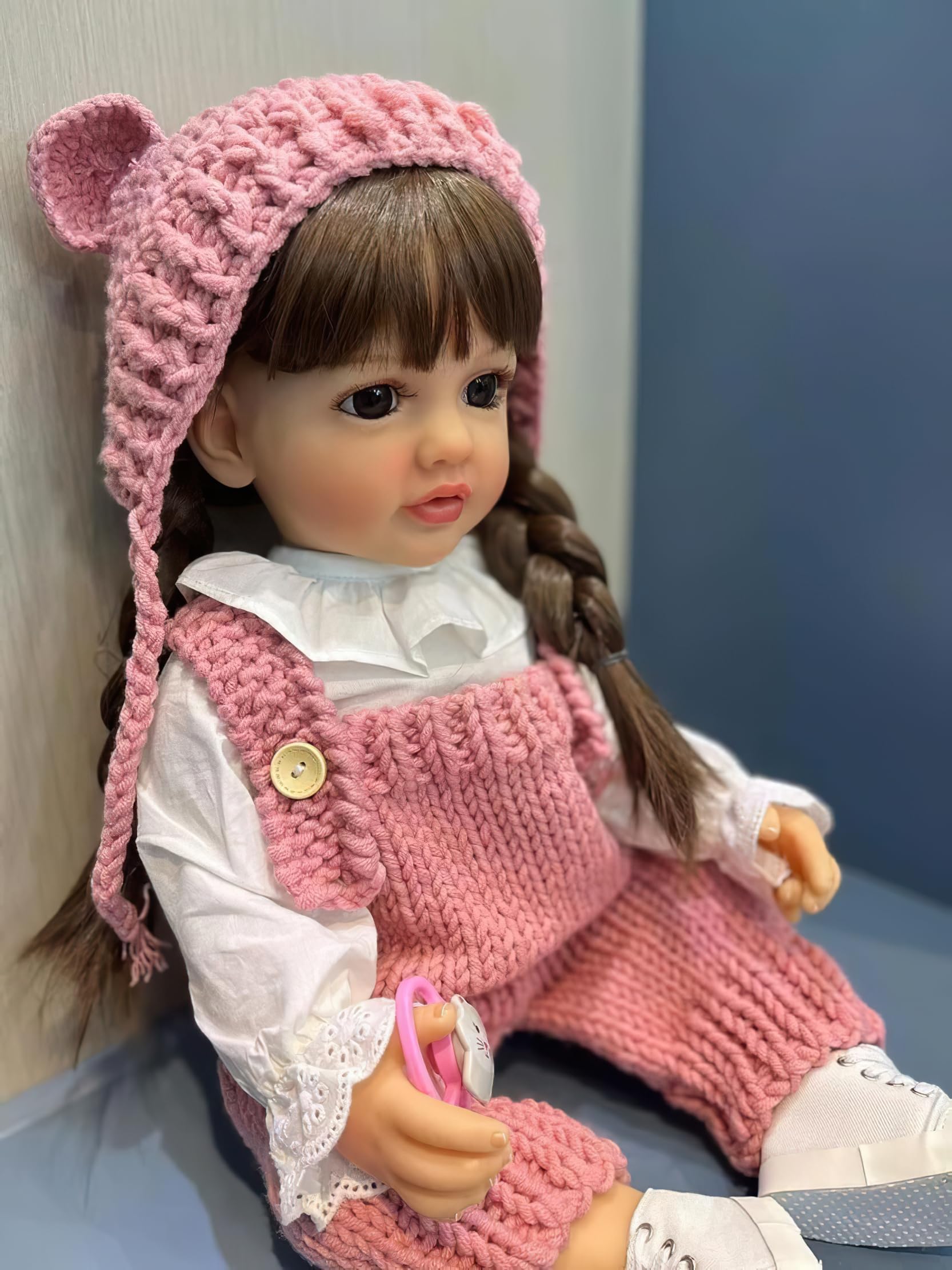 MineeQu 22 Zoll langes braunes Haar Silikon Vinyl Ganzkörper anatomisch korrekte lebensechte wiedergeborene Babypuppe realistische Neugeborene Kleinkind Mädchen Puppen in rosa Wollset