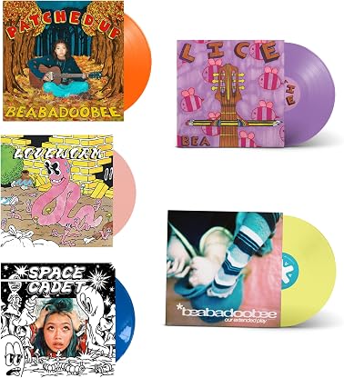 Beabadoobee Vinyl Collection, 5 LP Set - Love Worm, Our Extended Party, Space Cadet, Patched Up, Lice, Colored Vinyl por beabadoobee, capa do álbum