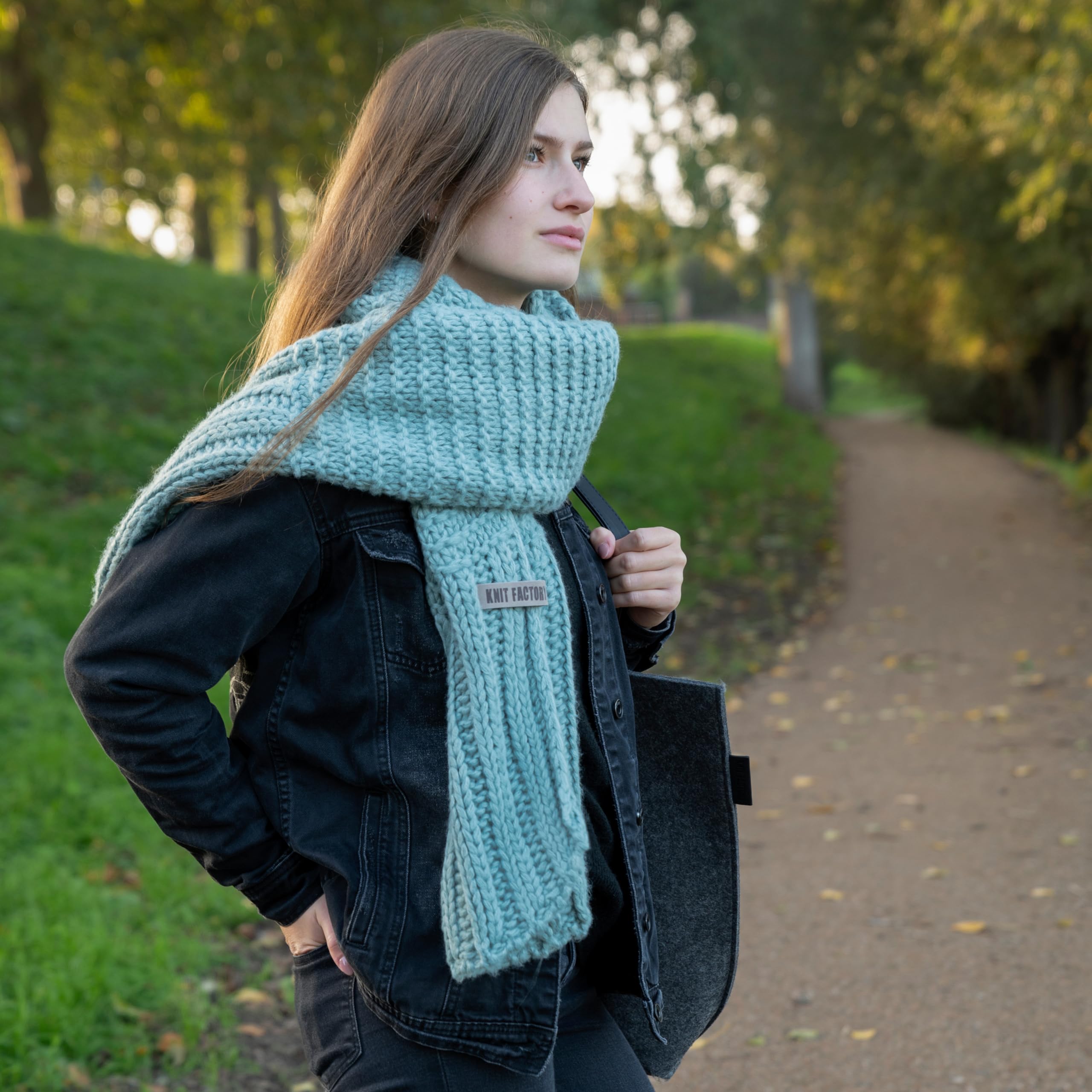 KNIT FACTORY - Alex Schal - Lange Strickschal - Mit grobmaschige Strickmuster - Aus Wolle - Für Damen und Herren - 200 x 45 cm