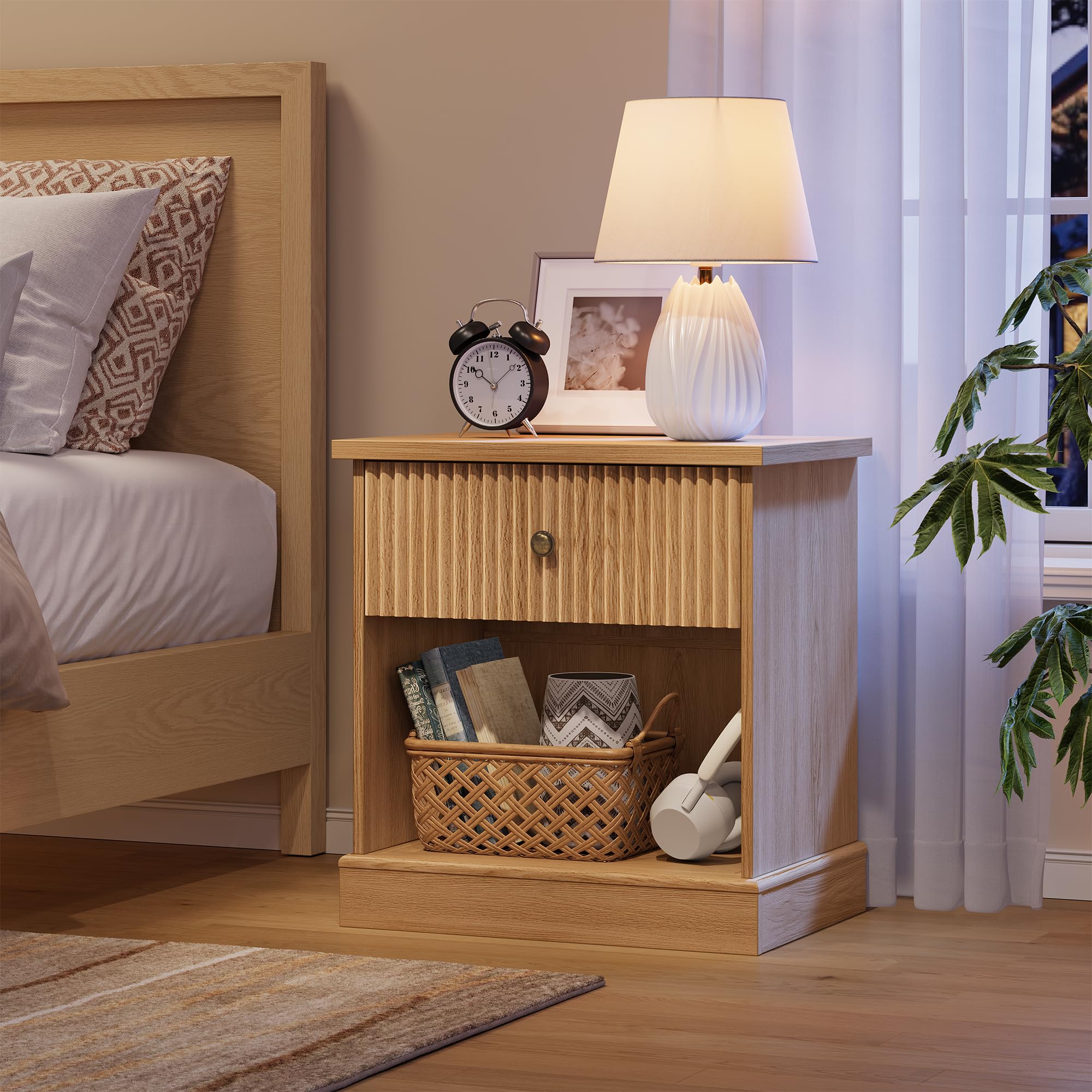 GarveeHome Comodino Scanalato Con Cassetto e Ripiano Aperto, Comodino/Tavolino in Stile Mid-Century Modern, in MDF, Finitura Rovere Naturale, Tavolino Da Camera Da Letto Compatto e Salvaspazio