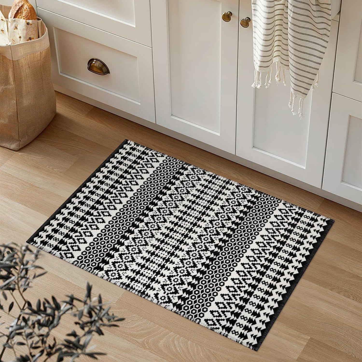 LEEVAN Indoor Door Mat 2'x3', Washable Porch Rug, Black