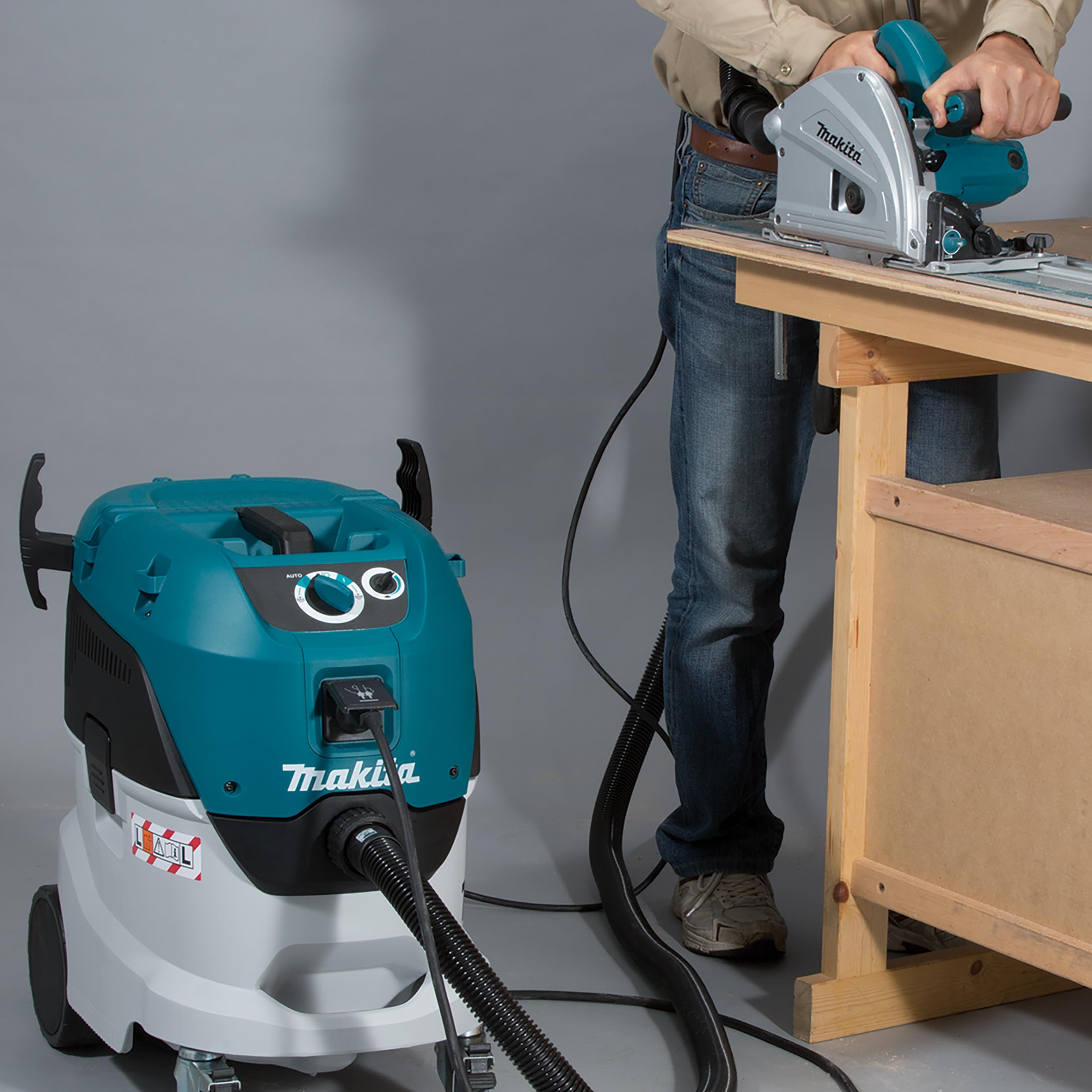 Aspirateur eau et poussières 1200 W cuve 42 L 250 mbar - MAKITA VC4210MX