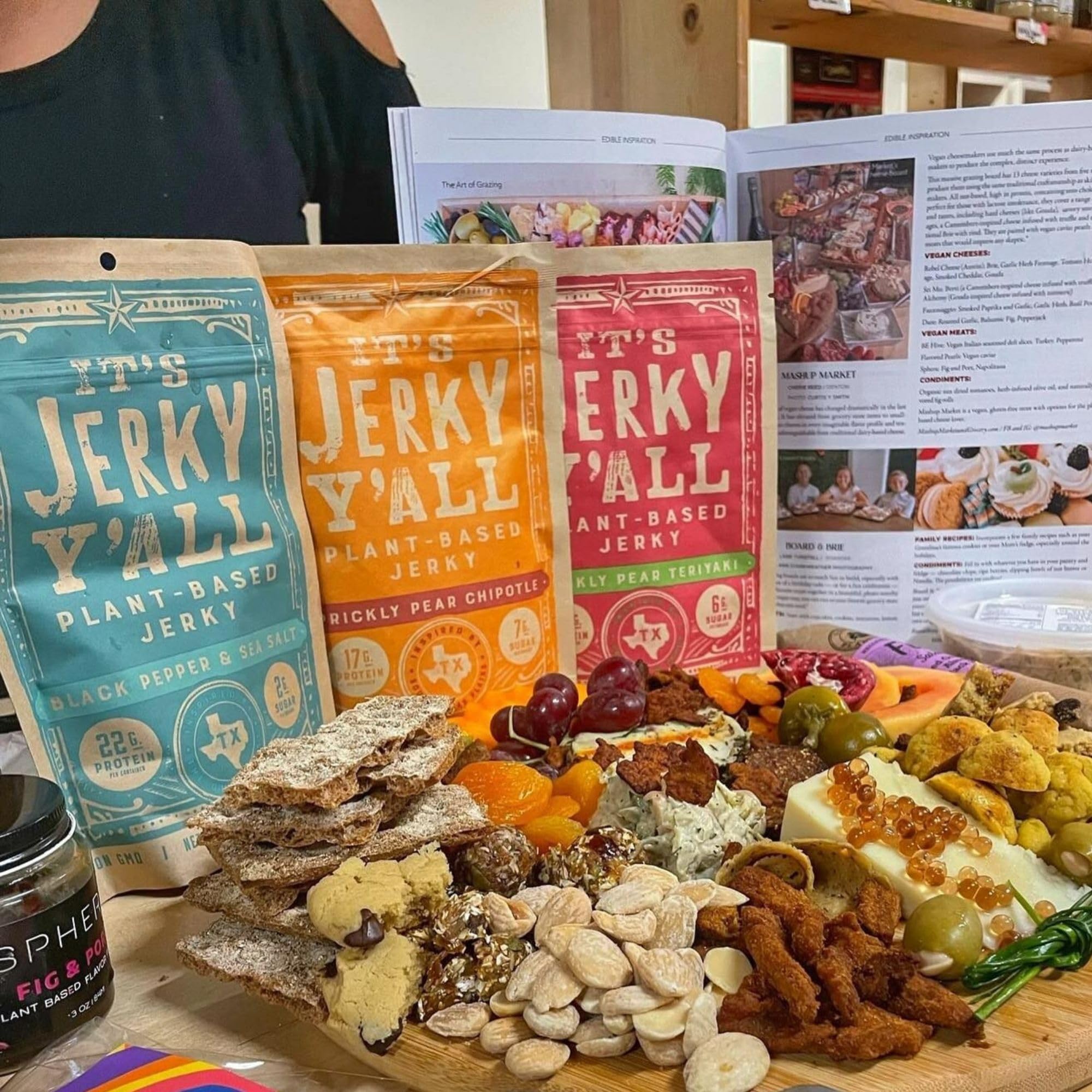It’s Jerky Y’all Confezione Jerky Vegetale 3 Gusti – Snack Proteico di Soia Vegano nei Gusti Prickly Pear Chipotle, Black Pepper & Sea Salt e Prickly Pear Teriyaki – Vegan, Senza Glutine, Non-GMO