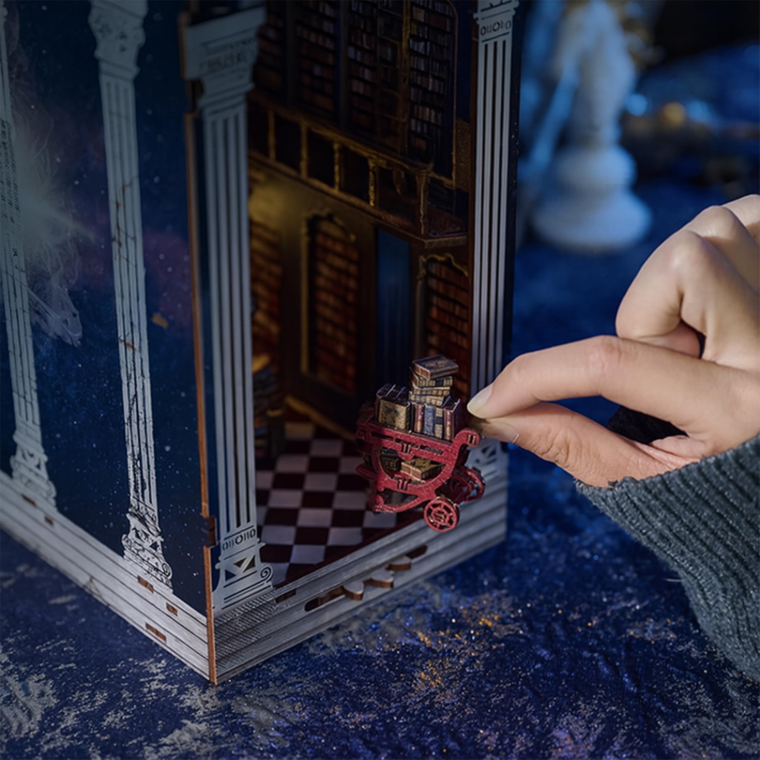 Crafts&Co® Book Nook Miniatur Bastelset | DIY Papiermodell | Detailliertes Bastelprojekt für Anfänger | Bastelspaß für Jung und Alt | Galaxy