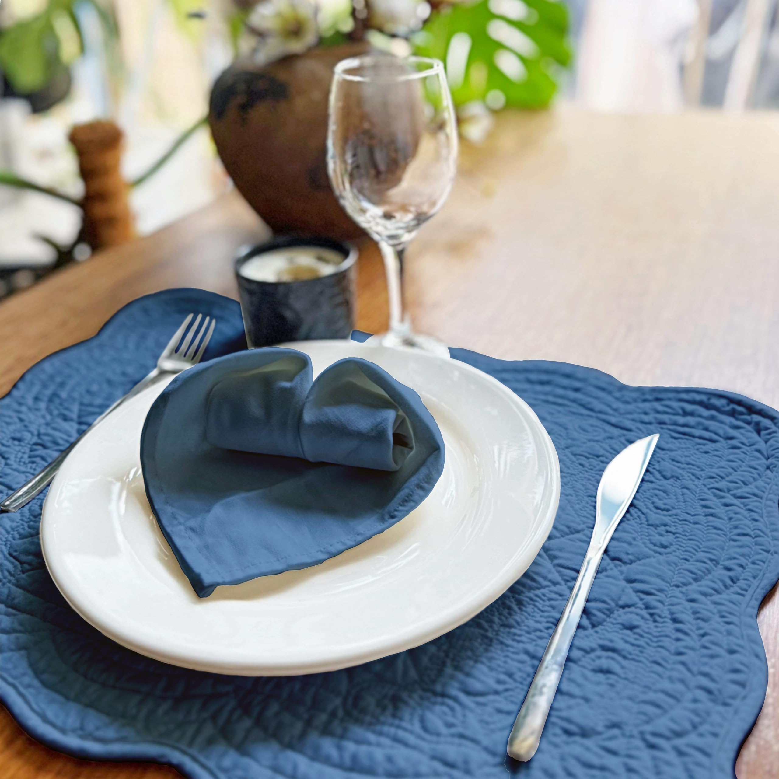 Gesteppte Baumwoll-Tischsets mit passenden weißen Baumwollservietten – Set mit 4 Tischsets und 4 Stoffservietten – solides weißes Tischwäsche-Set für Alltag und Urlaub (4, blau)