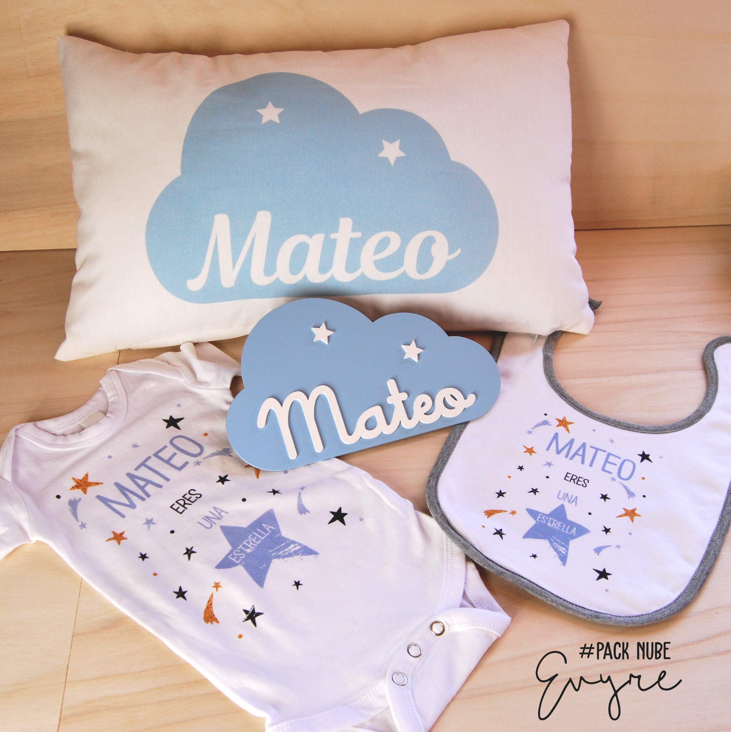 Canastilla bebé personalizada con placa decorativa, funda cojín, body y babero. Regalo original para un recién nacido niño y niña/Pack Corona o Nube