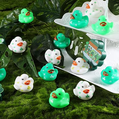 Miniatura 7 de Jerify 100 patos de goma para el día de San Patricio de 2 pulgadas, juguetes de baño, decoraciones de fiesta del día de San Patricio, patos de goma
