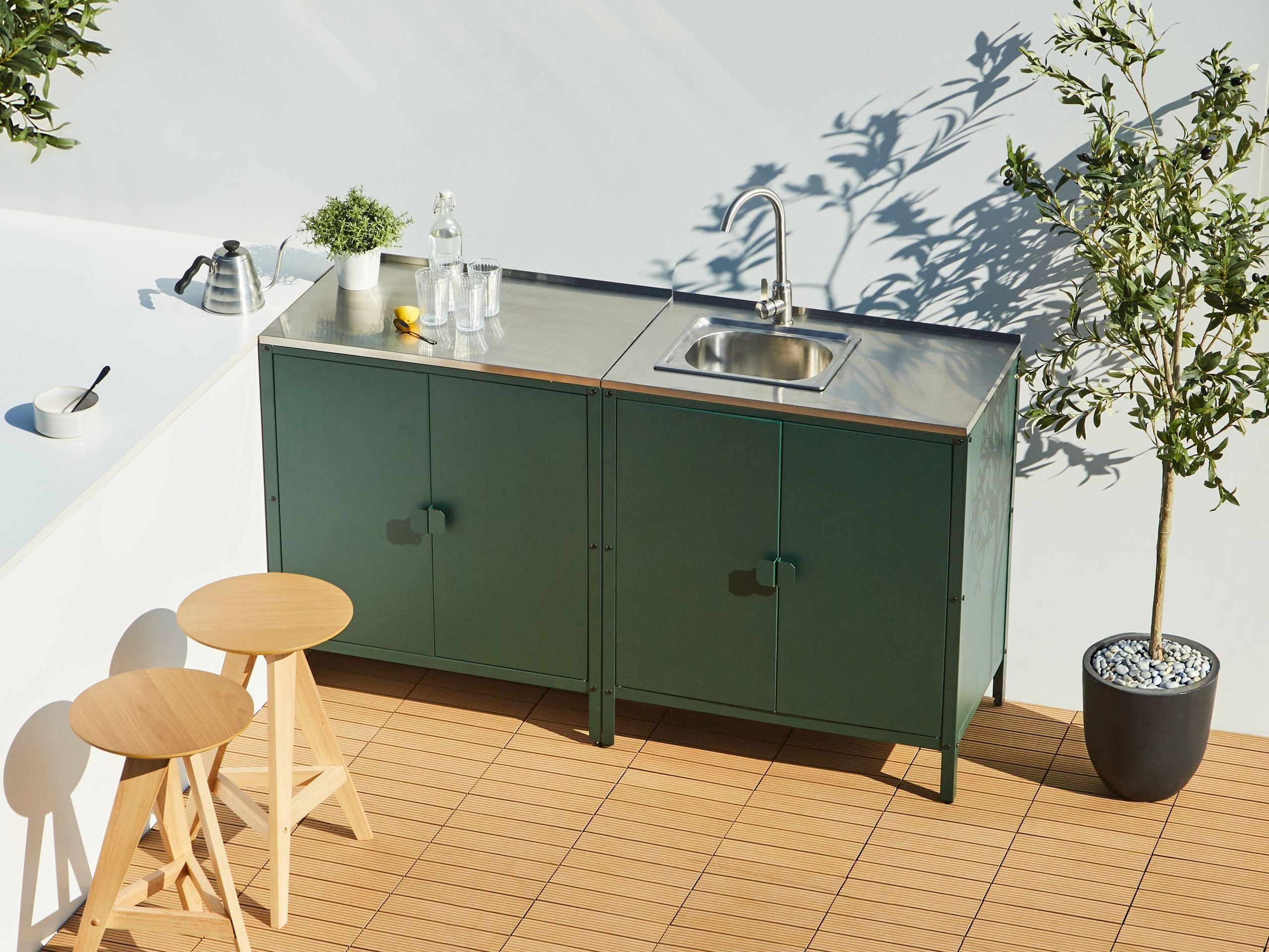 Beliani Commode de Jardin Noire Acier 2 Portes Evier Extérieure