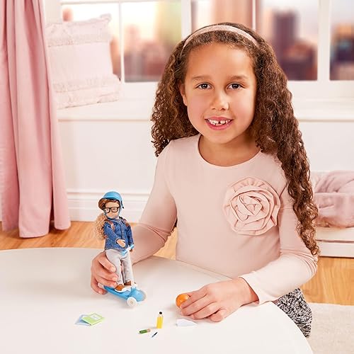 Miniatura 3 de Lori Muñecas  Juego de scooter Thomas  Mini muñeca para niño y scooter  Muñeca de 6 pulgadas con vehículo y accesorios  Ropa casco bola mochila