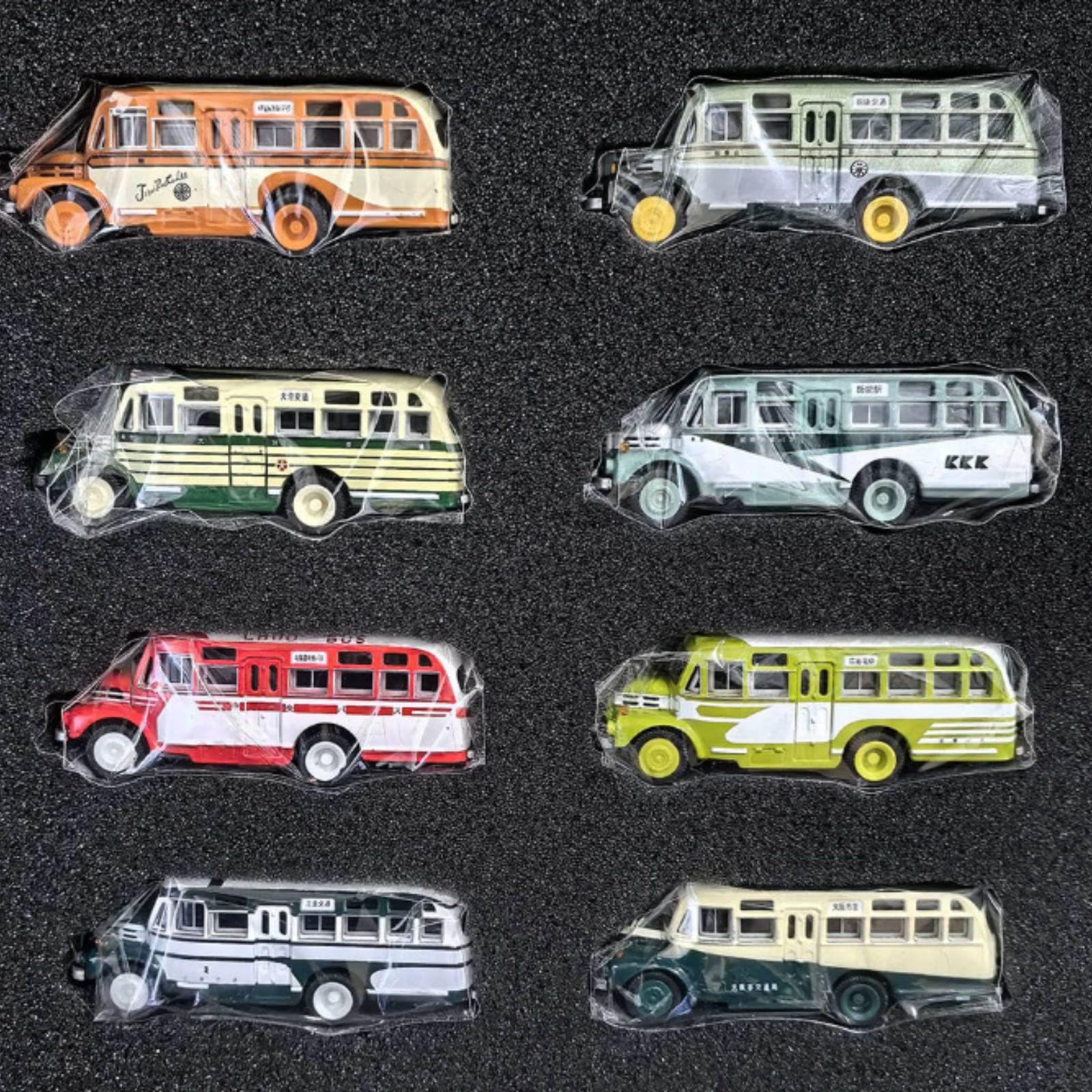 Milageto 12 Pezzi Modello Autobus in Lega Collezionabile Veicolo in Miniatura Diecast con Custodia in Alluminio Imbottita Adatto per Esposizione Scaffale Ufficio Collezione