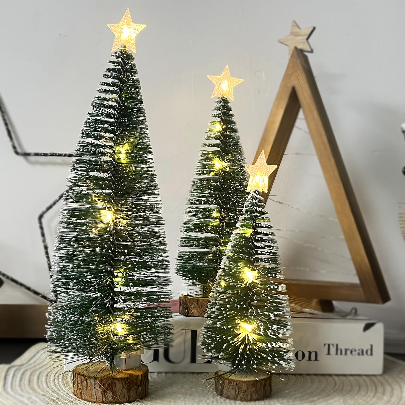 3 szt. małych choinek, mini sztuczne choinki z drewnianymi podstawami (18/22/28 cm), światłami LED i śniegami do dekoracji bożonarodzeniowych, DIY (ciepłe światło)