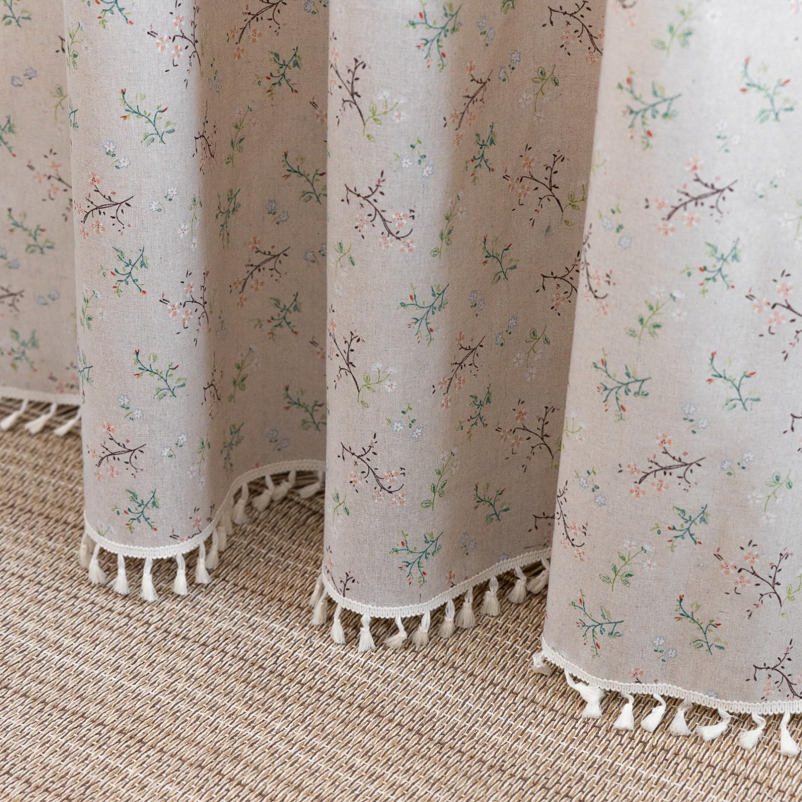 A.Monamour Rideau Voilage Passe Tringle Semi Occultant Opaque Coton Lin Floral Rural Boho Décoration Fenêtre Court Rideau de Porte avec Glands à Pompons pour Salon Chambre Cuisine, 1 Panneau