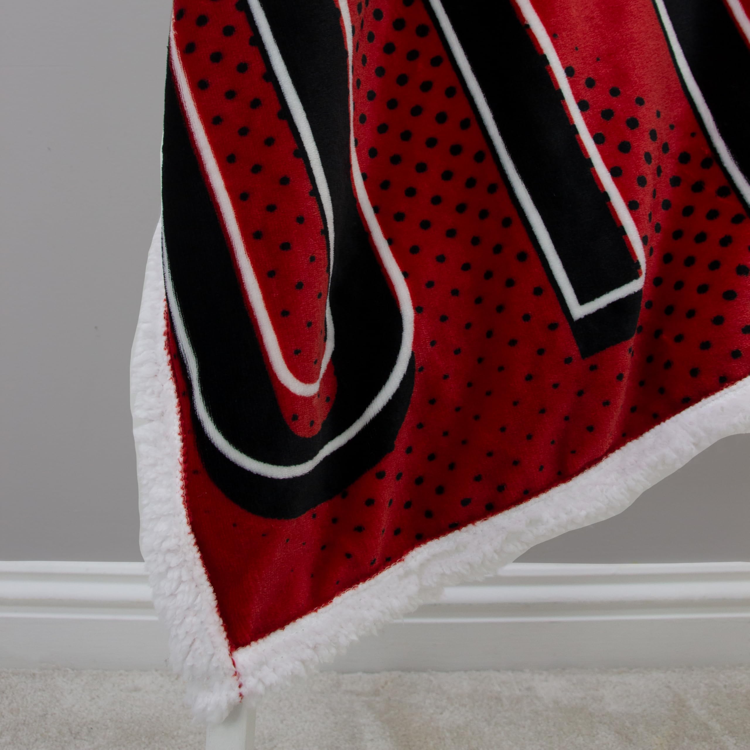 Manchester United FC Offizielle Fleecedecke | Superweiche, warme Decke mit Sherpa-Rückseite, Stacked-Design | Perfekt für Zuhause, Schlafzimmer, Übernachtungen & Camping | Größe 120 x 150 cm