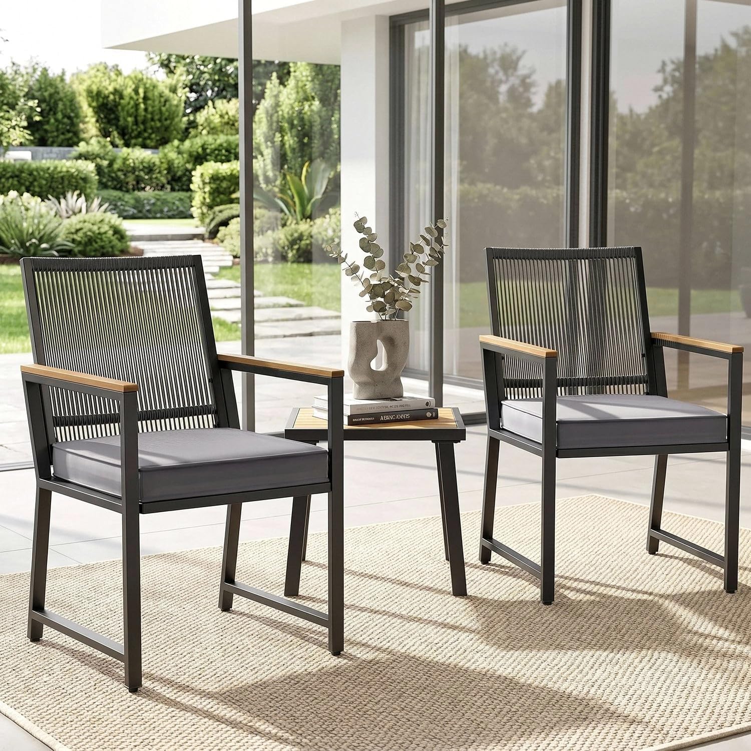 Clevich Set di mobili da giardino con cuscino rimovibile da 7 cm, schienale in rattan sintetico, struttura in metallo antiruggine e braccioli in WPC, tavolo e 2 sedie, per patio, balcone (grigio scuro