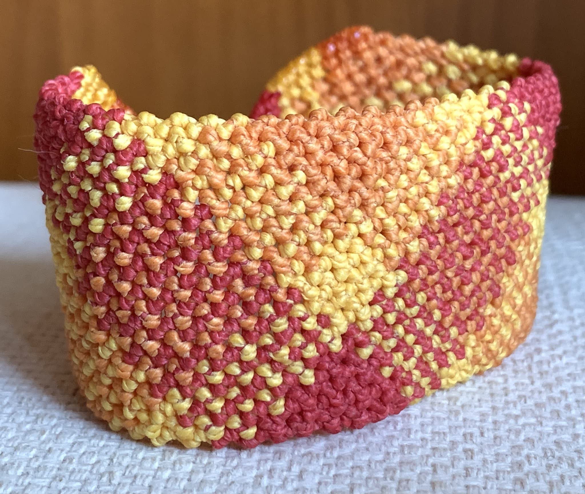 Pulsera artesanal chico o chica colores fuego hecha a mano con hilo encerado, cierre ajustable