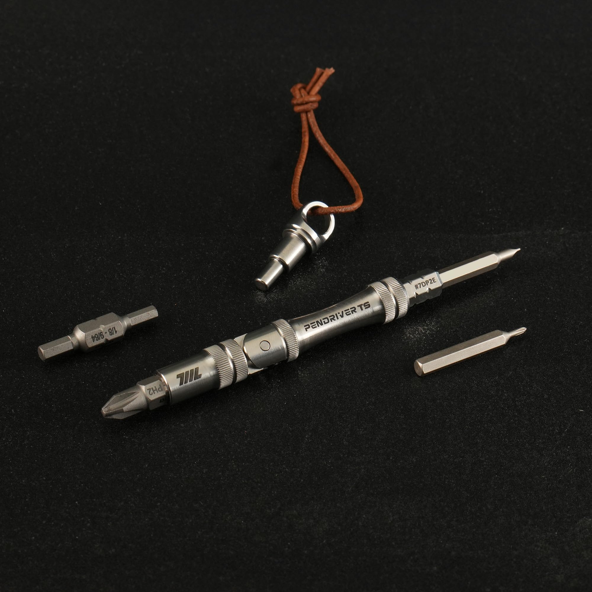 711L Pen Driver TS – kompaktowy wkrętak EDC ze składanym uchwytem w kształcie litery L i otworem na smycz | kompatybilny z bitami 4 mm i bitami dwustronnymi 1/10.2 cm | 7DP2E