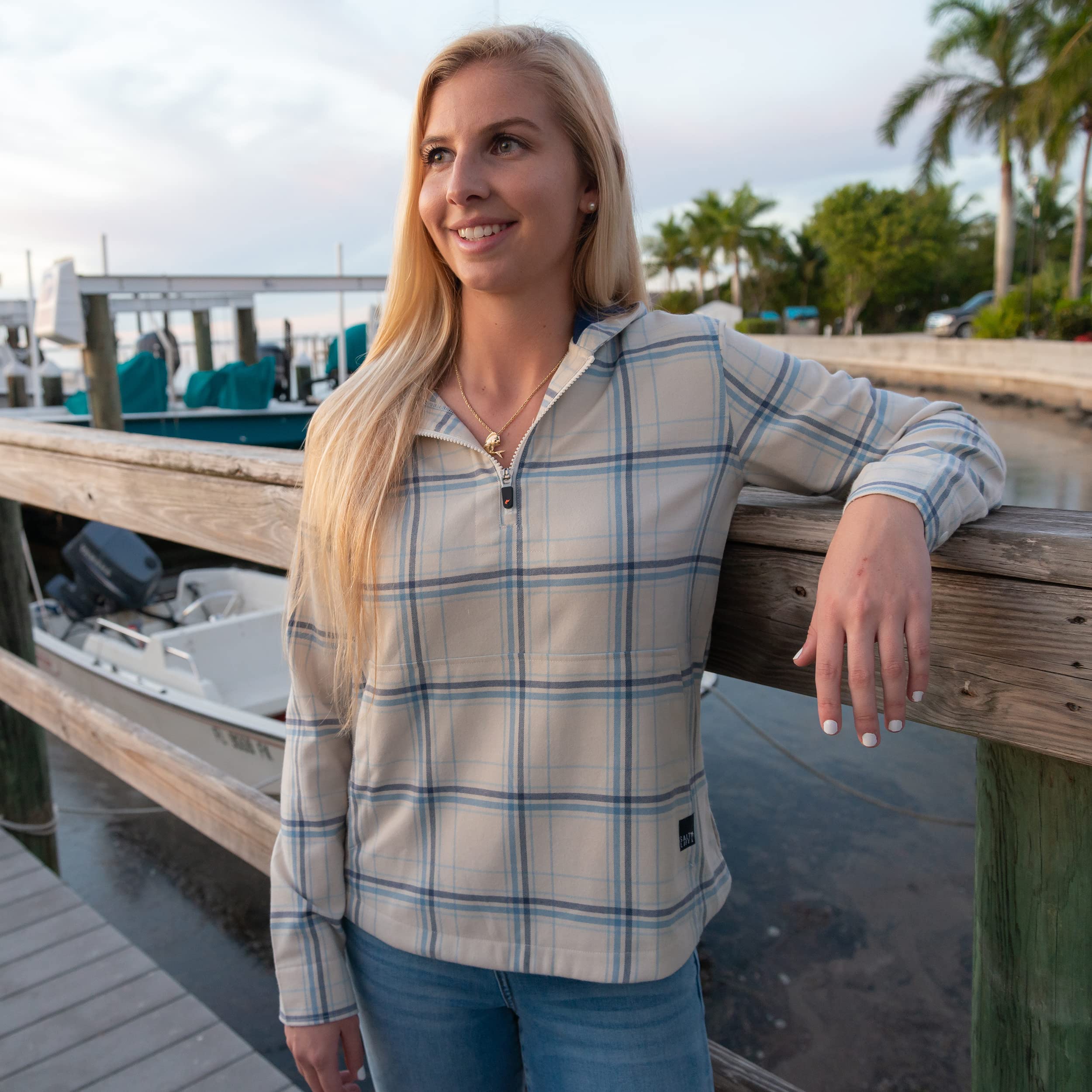 Salt Life Ahoy-Sudadera Ligera de Manga Larga SLX, Ajuste Clásico con Capucha Mujer