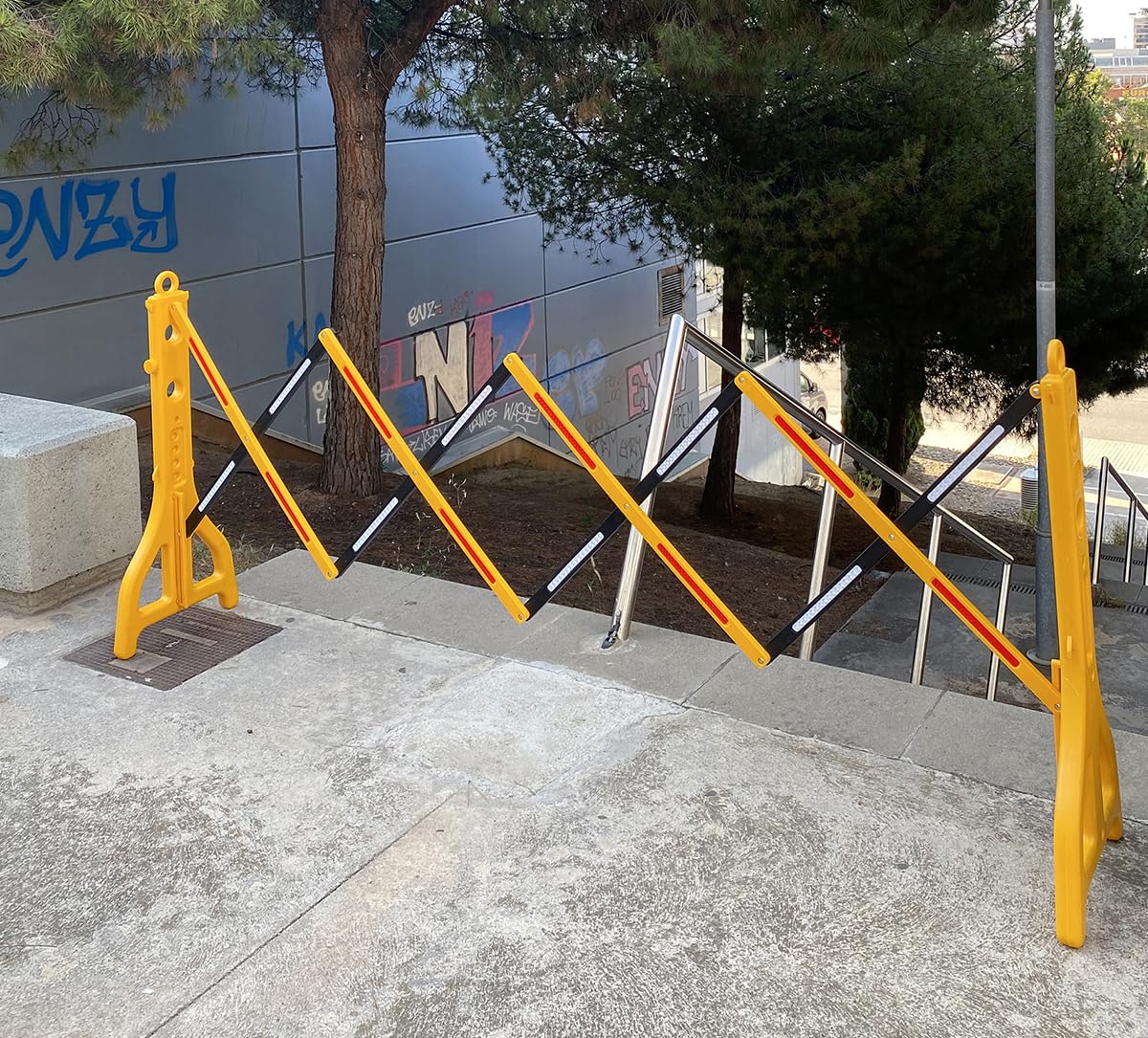 PAL | Valla extensible de plástico de polipropileno amarilla y negra. Rellenable con agua. Fácil almacenamiento y transporte (3- Vallas)