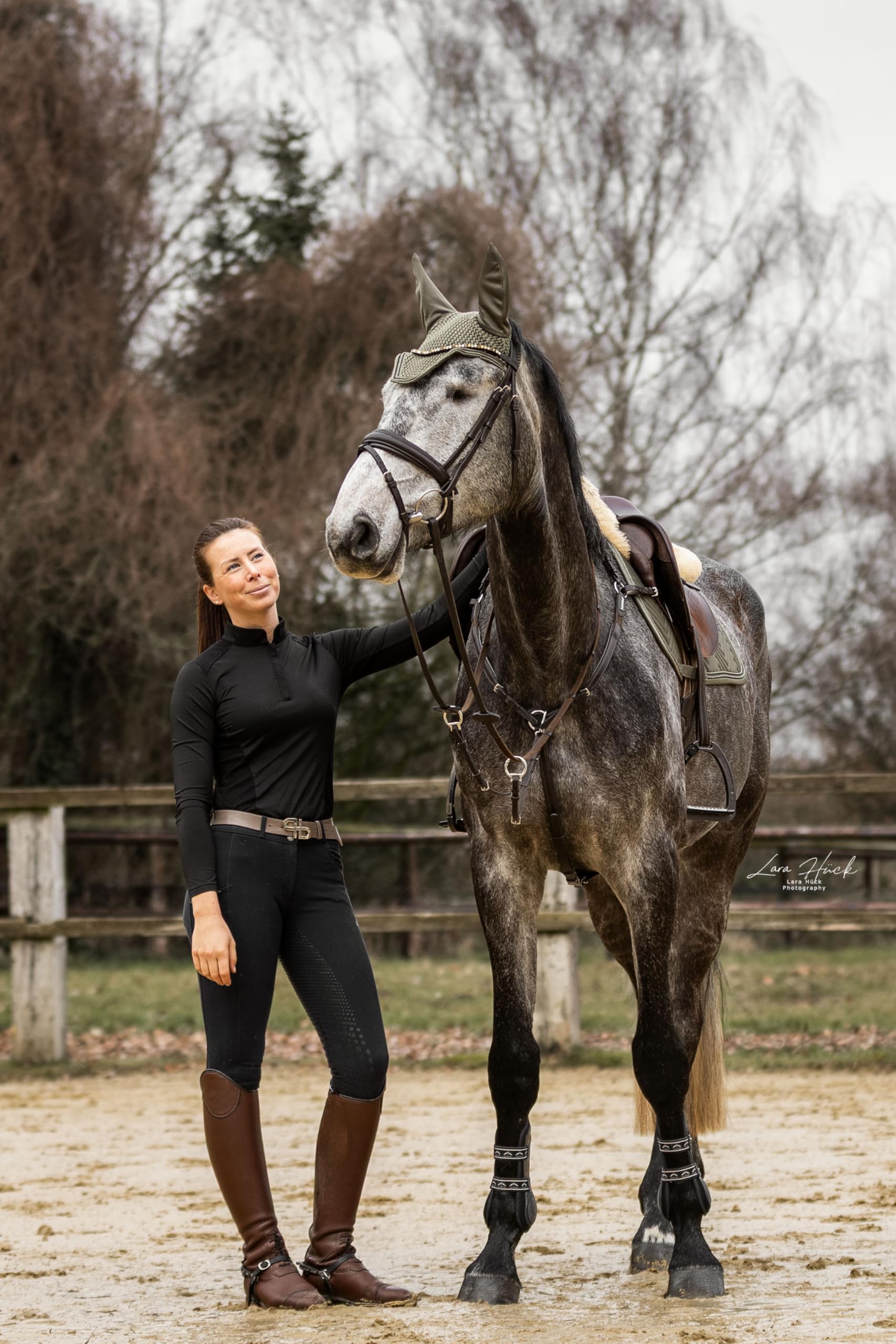 Spring Schabracke Set Sage 2-teilig – Springschabracke & Fliegenhaube – Atmungsaktiv, rutschfest & Strapazierfähig – Elegantes Reitsport Turnier Set Warmblut/Full – Classic Sage