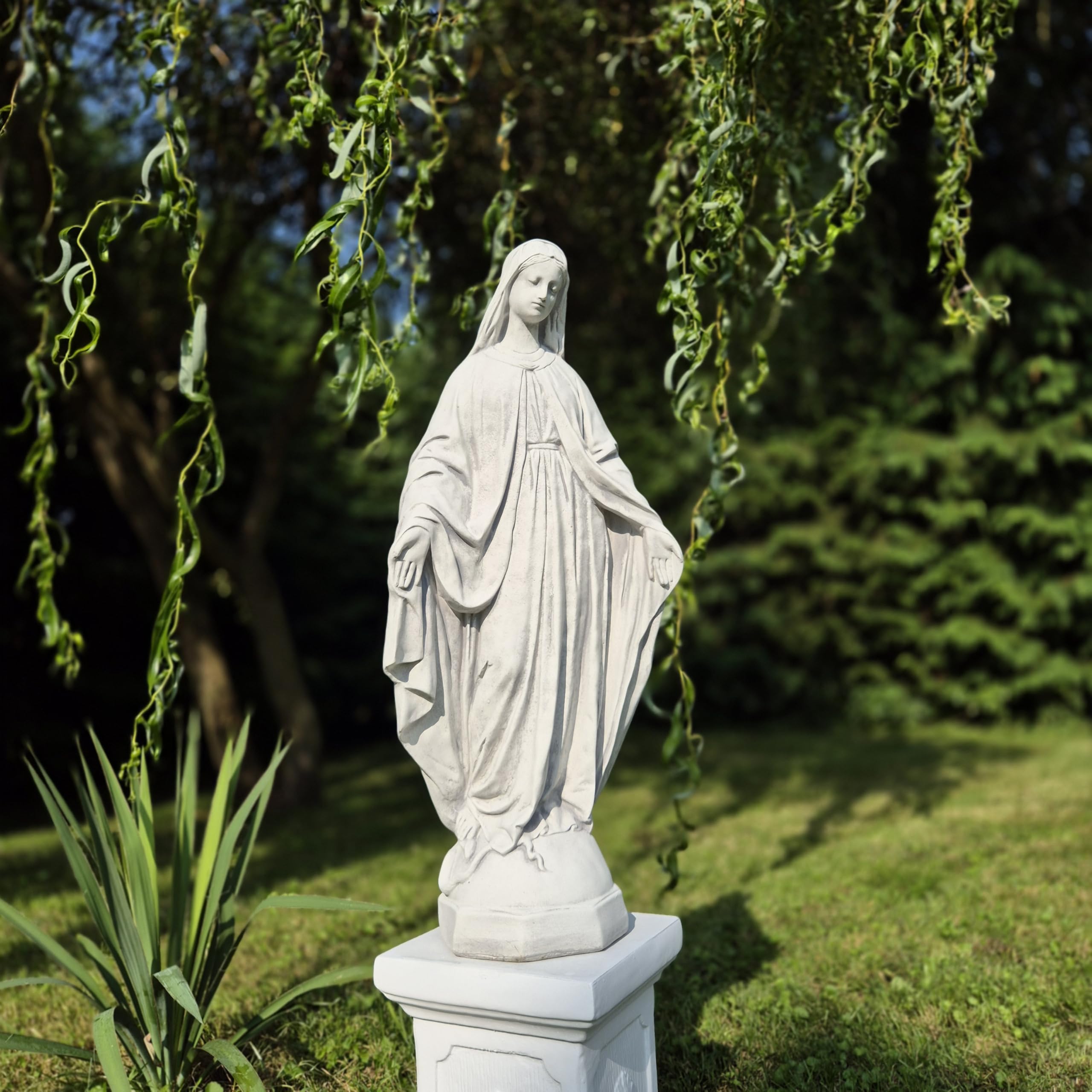 Figure de béton de l'Immaculée Vierge Marie
