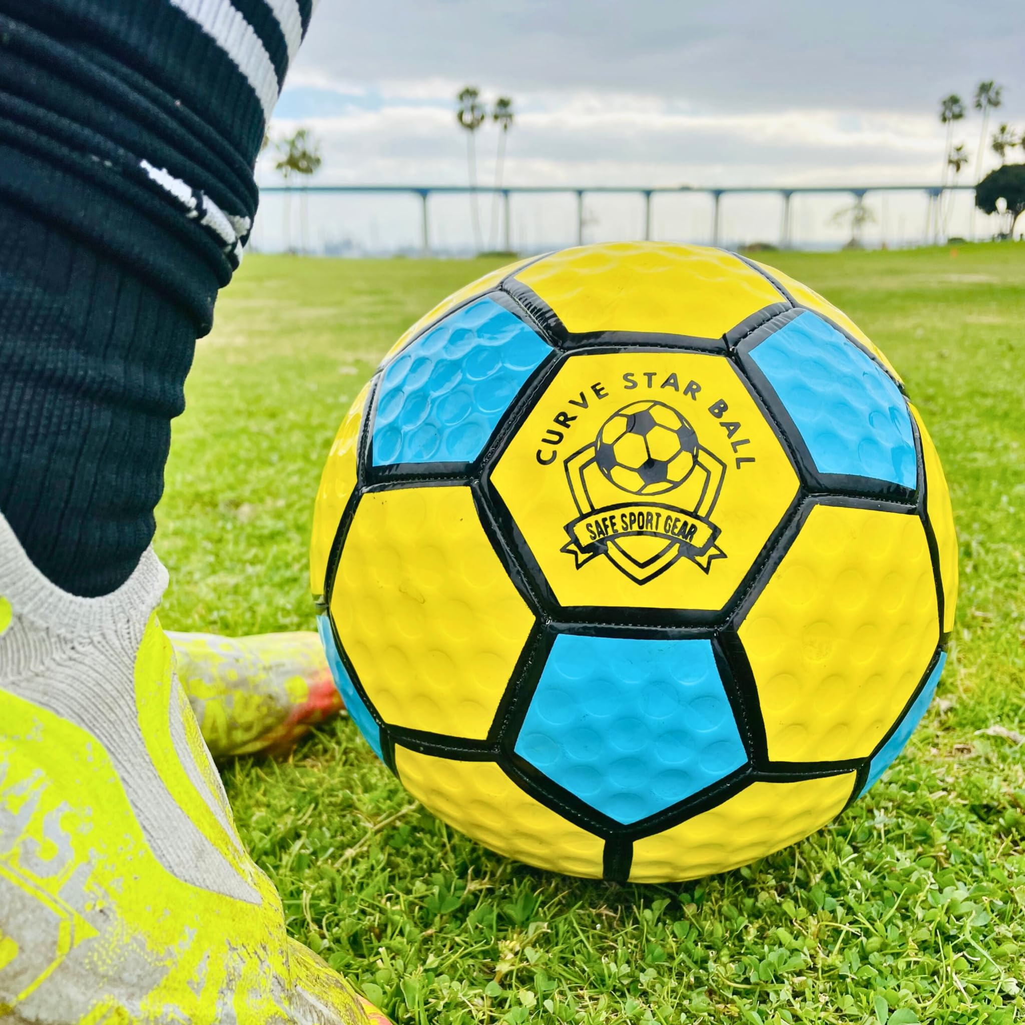 Safe Sport Gear Curve Star Fußball – Kurve Deine Schläge Wie EIN Profi mit Diesem Lustigen Kinder-Fußballgeschenk – Toller, Leichter Fußball in Größe 5 für Kinder (Gelb)