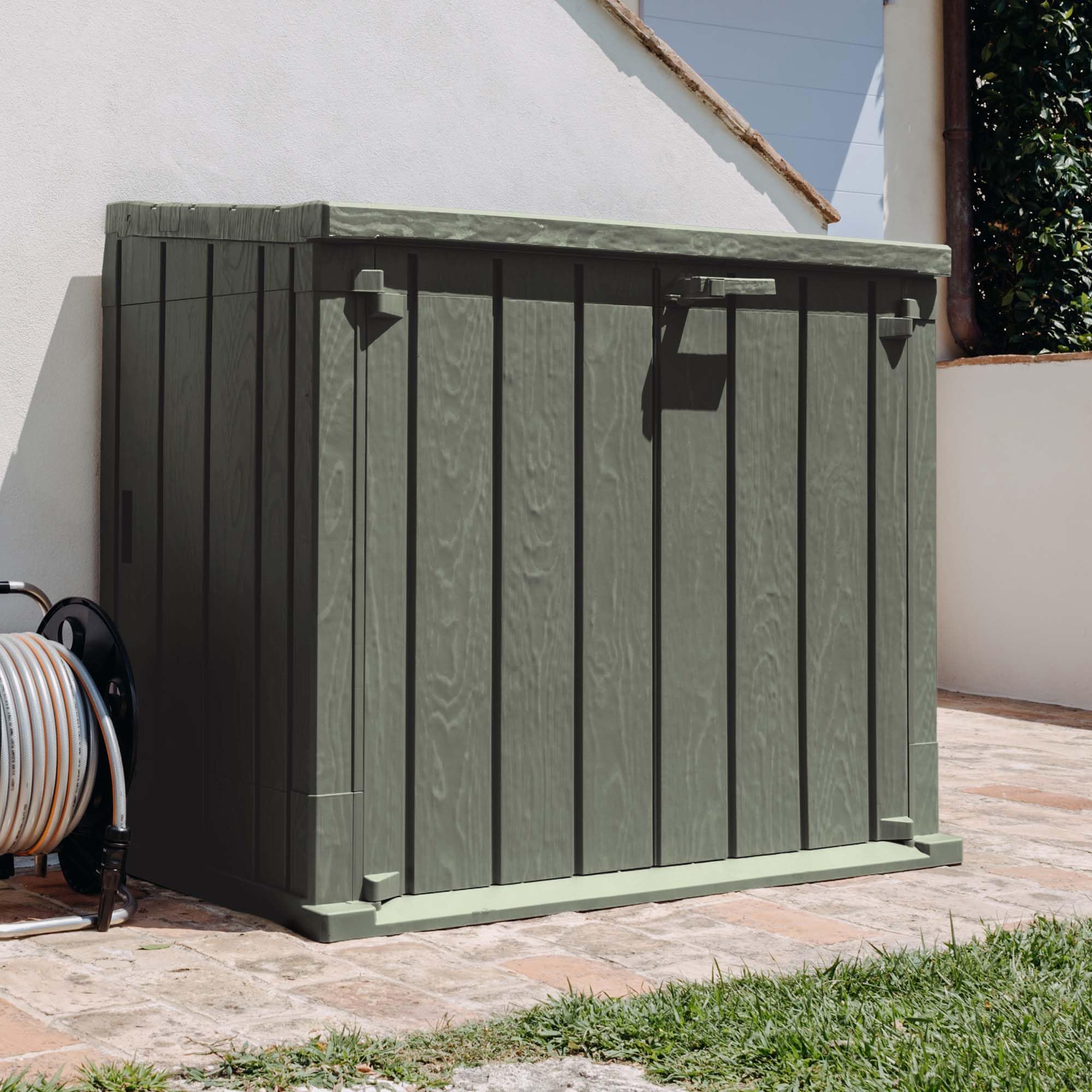 Toomax Storer Plus Baule portattrezzi da giardino 842L effetto legno verde foresta, 129,5x74,5x111h cm, baule portattrezzi in plastica resistente, ideale per interni ed esterni
