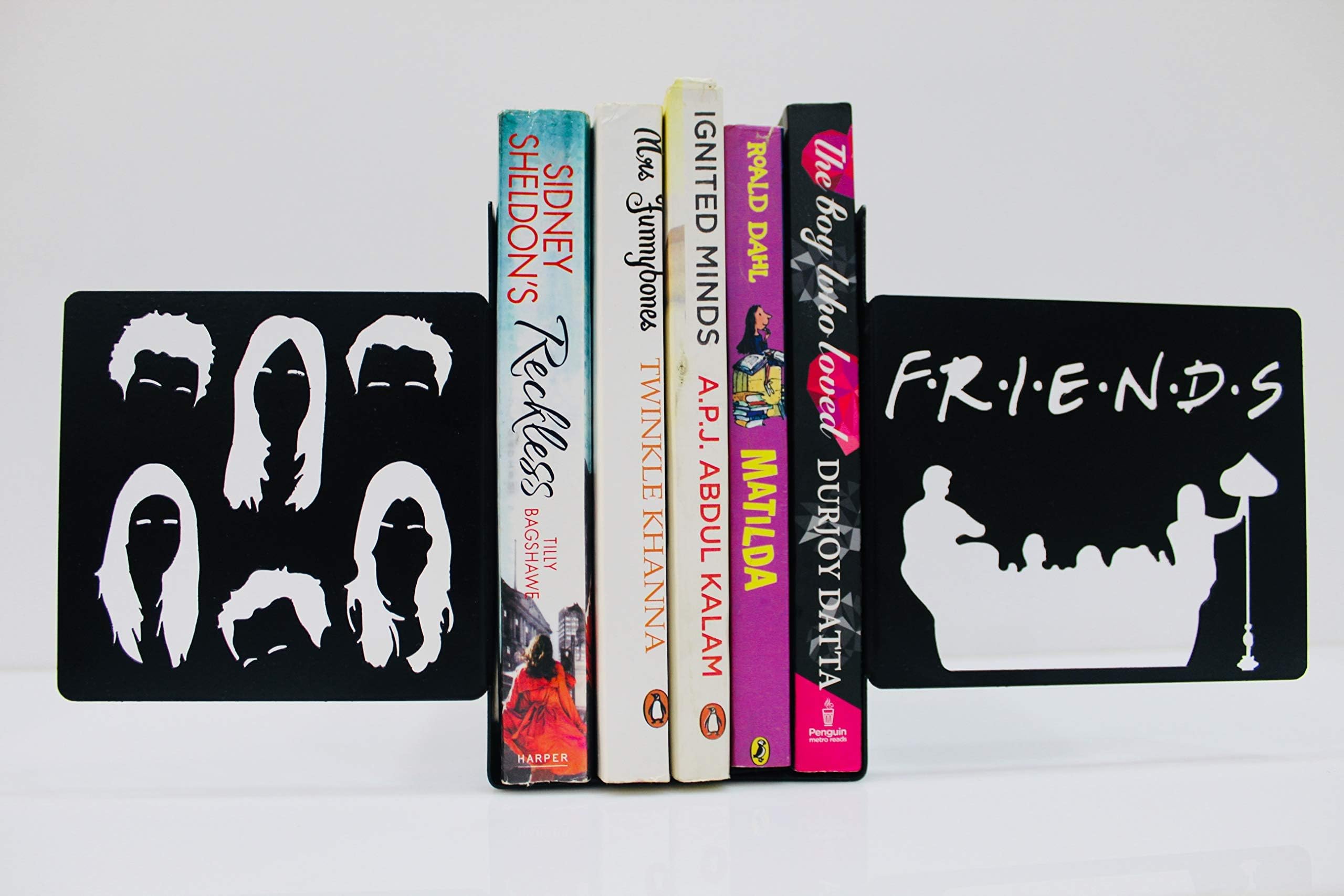 GLAZER METAL ART F.R.I.E.N.D.S BOOKENDS- Book Ends, Bookends, Book Ends for Shelves, Bookends for Shelves, Bookend, Book Ends for Heavy Books, Book Shelf Holder Office Decorative, Metal Bookends Black 1 Pair, Bookend Supports, Book Stoppers