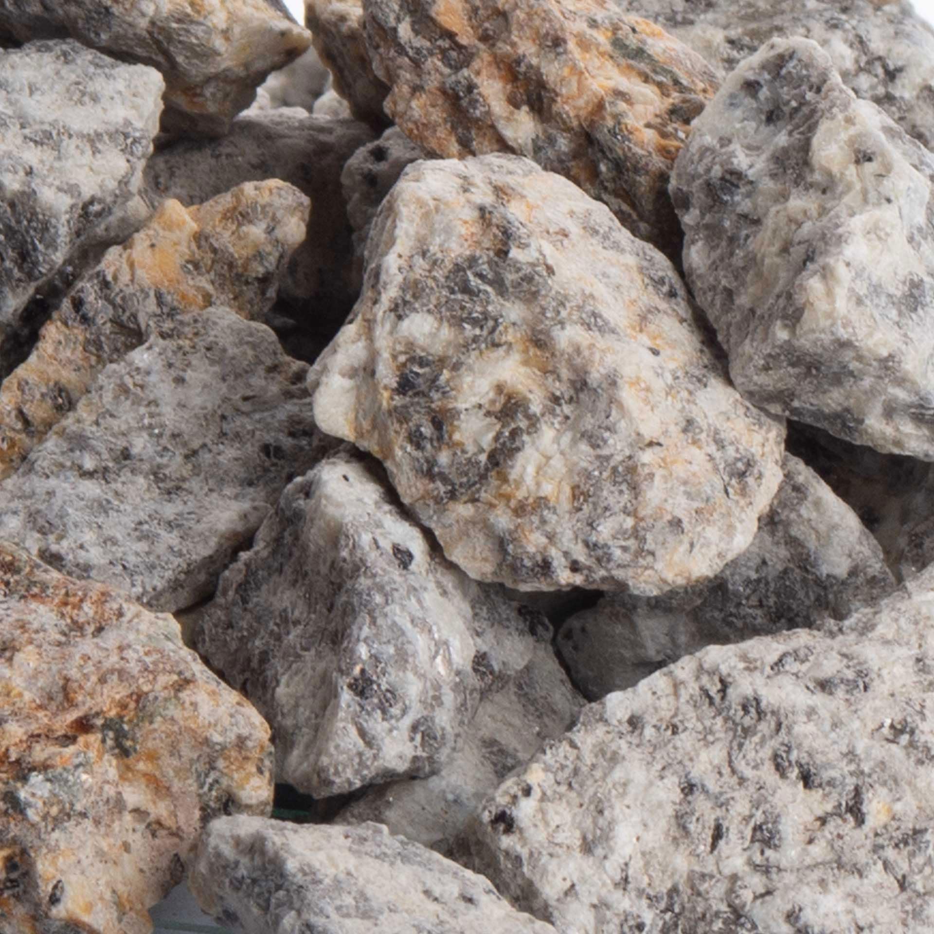 Schicker Mineral Granit Ziersplitt gelb-grau 25 kg, ideal zur Gartengestaltung, bunter Granit Naturstein, Splitt, robust, witterungsbeständig, Steingarten, Weg- und Terrassengestaltung (16-32 mm)