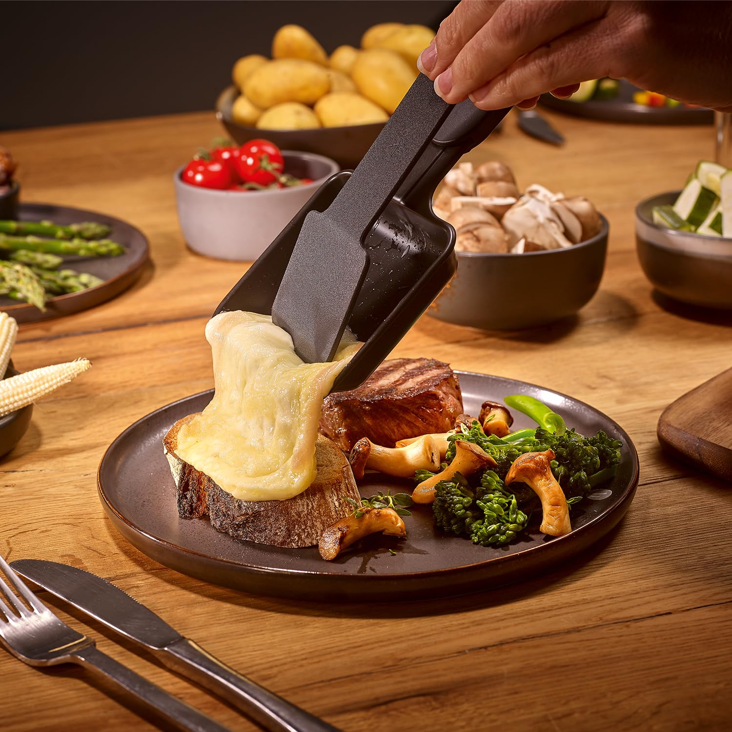 SEVERIN Raclette Grill, 1300W, 8 Padelline Antiaderenti Extra Profonde, Piastra Pietra Naturale e Ceramica, Temperatura Regolabile, 49,0 x 25,0 x 14,0 cm, Nero - RG 2366