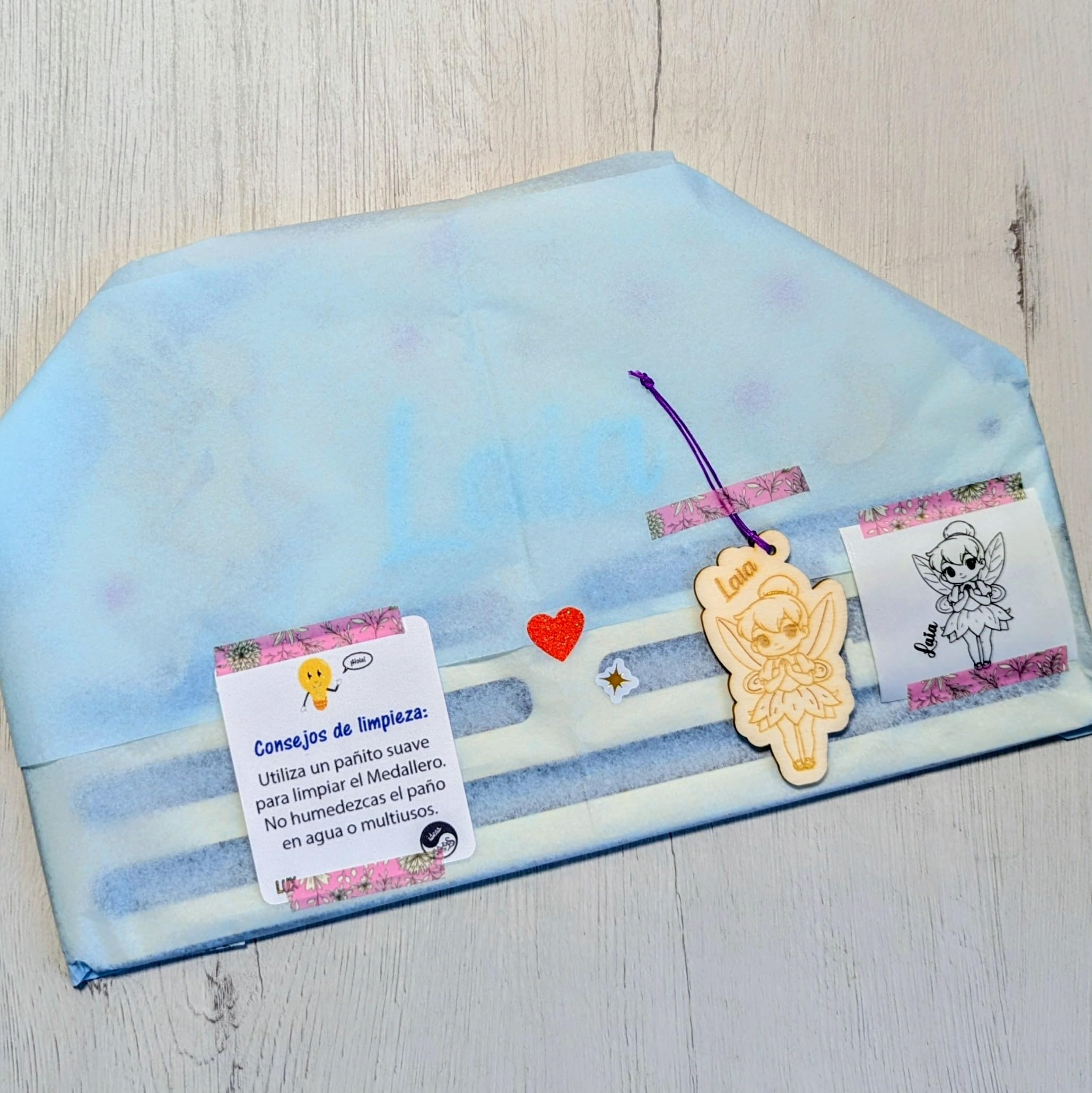 Genérico Ideas CAÓTICAS | Medallero Niña Personalizado con Nombre. De Madera. El Hada, la Luna, el Nombre y Las Estrellas Hechos en acrílico de Color a Elegir. Fabricado en España.