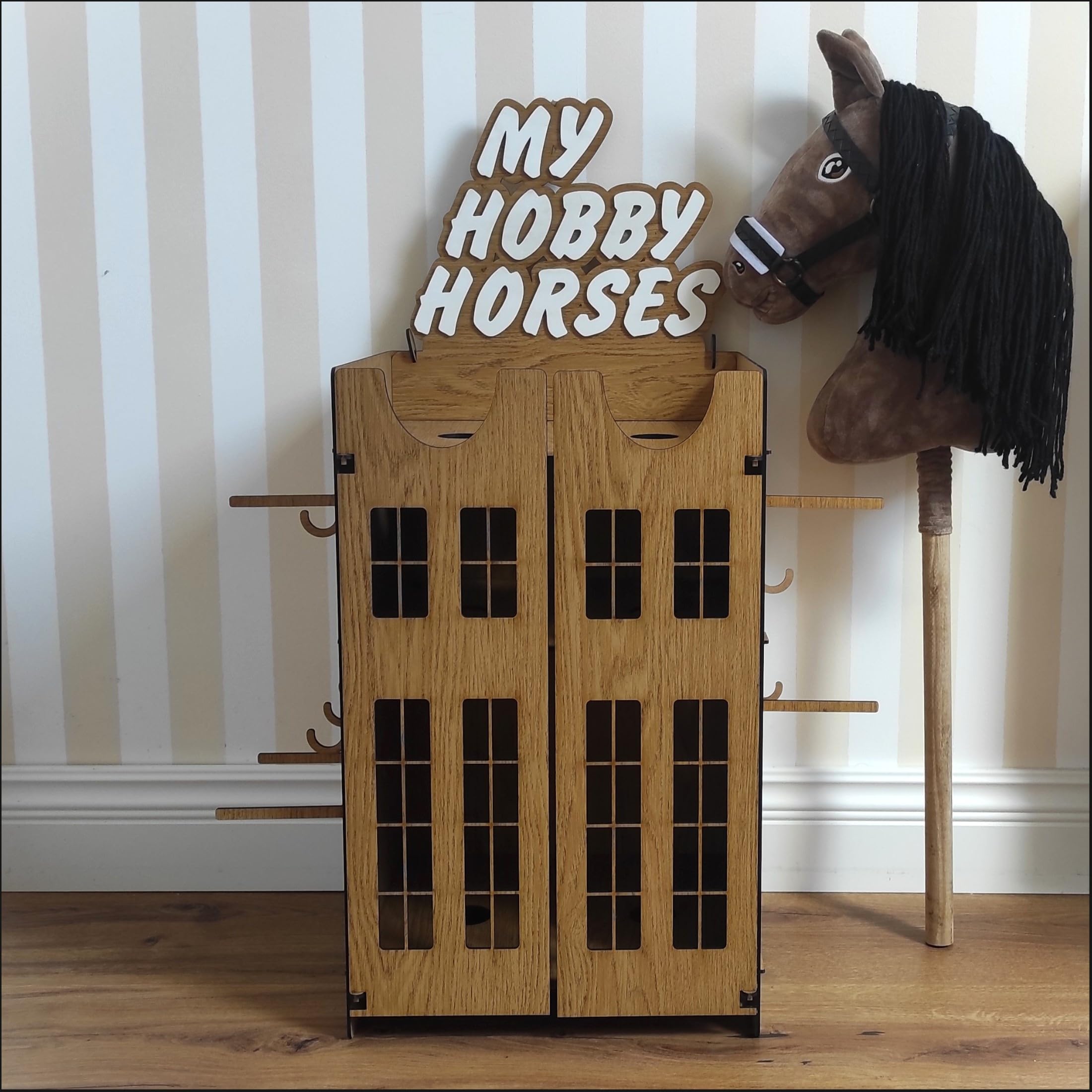 Cavallo in legno – Giocattolo per cavalli per 2 hobby horse con porte e accessori – Stalla per cavalli – Design in legno scuro