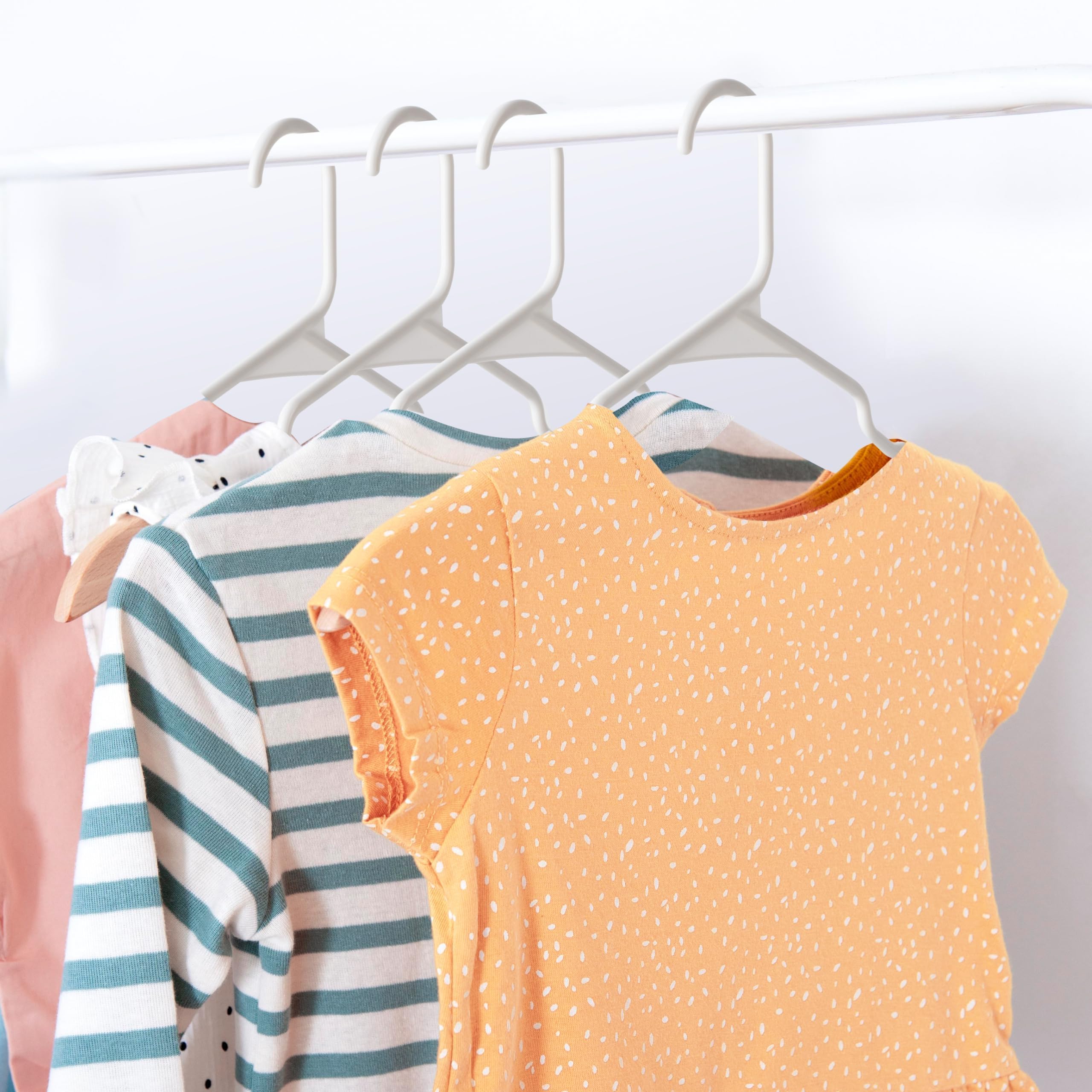 Simple Deluxe 50 Stück Kunststoff-Kleiderbügel, leichte und platzsparende Kleiderbügel, langlebige Kleiderbügel für Hemden, Mäntel, Kleider, Hosen, Weiß