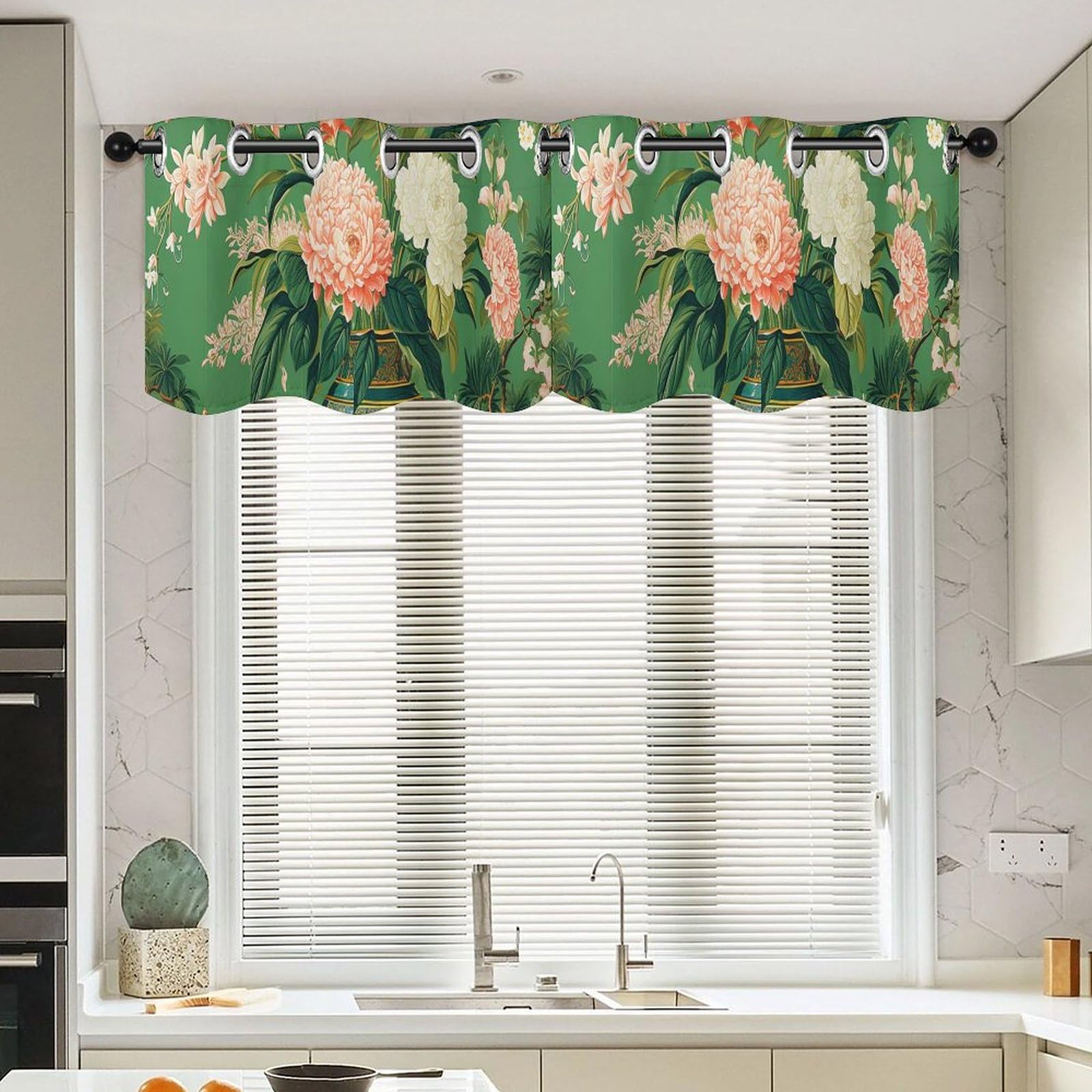 Cantonnière chinoiserie verte pour masquer le vis-à-vis de la cuisine
