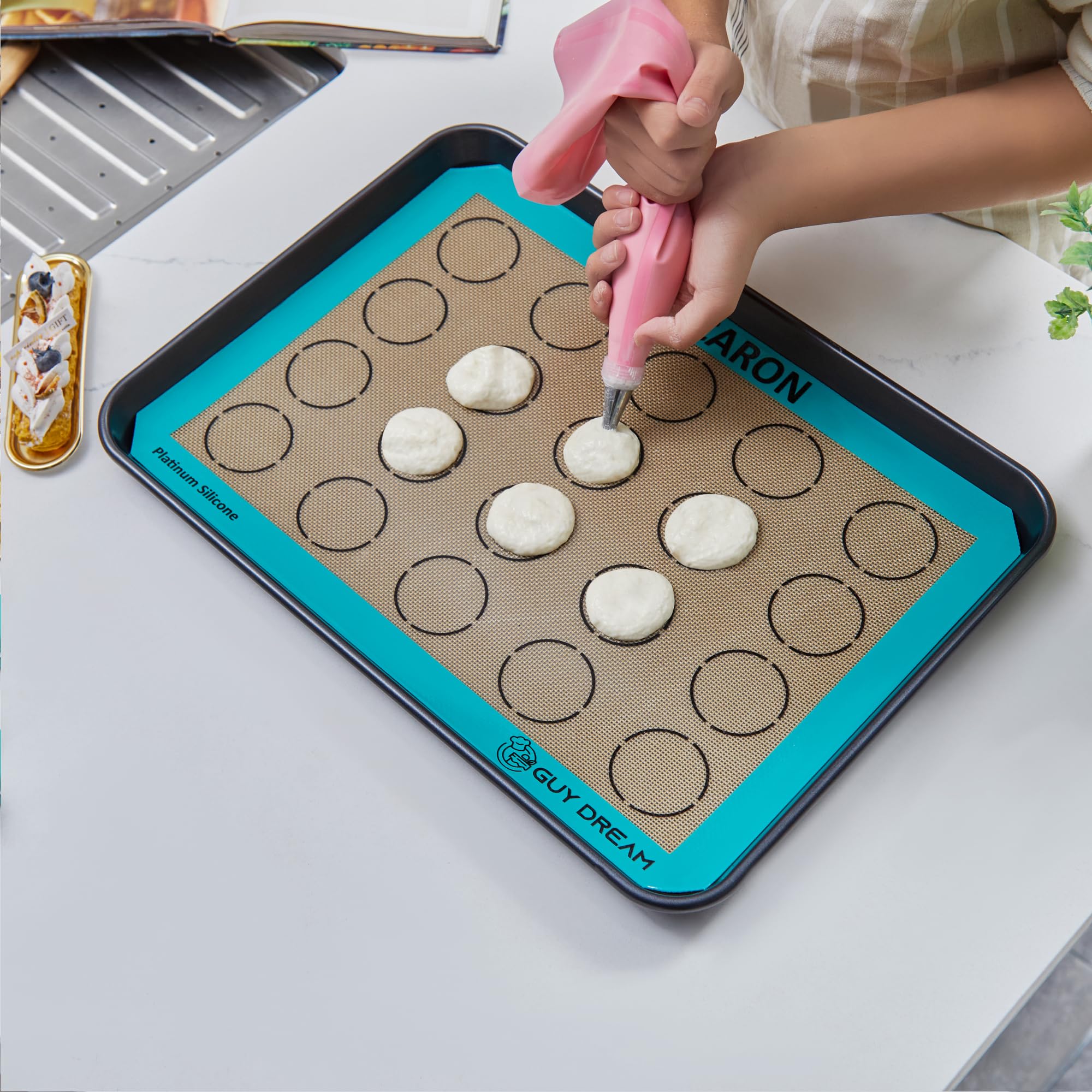 GUYDREMAT - Juego de 2 alfombrillas de silicona para hornear galletas y macarrones, reutilizables, de silicona de grado alimenticio, resistente al calor, con medidas para galletas