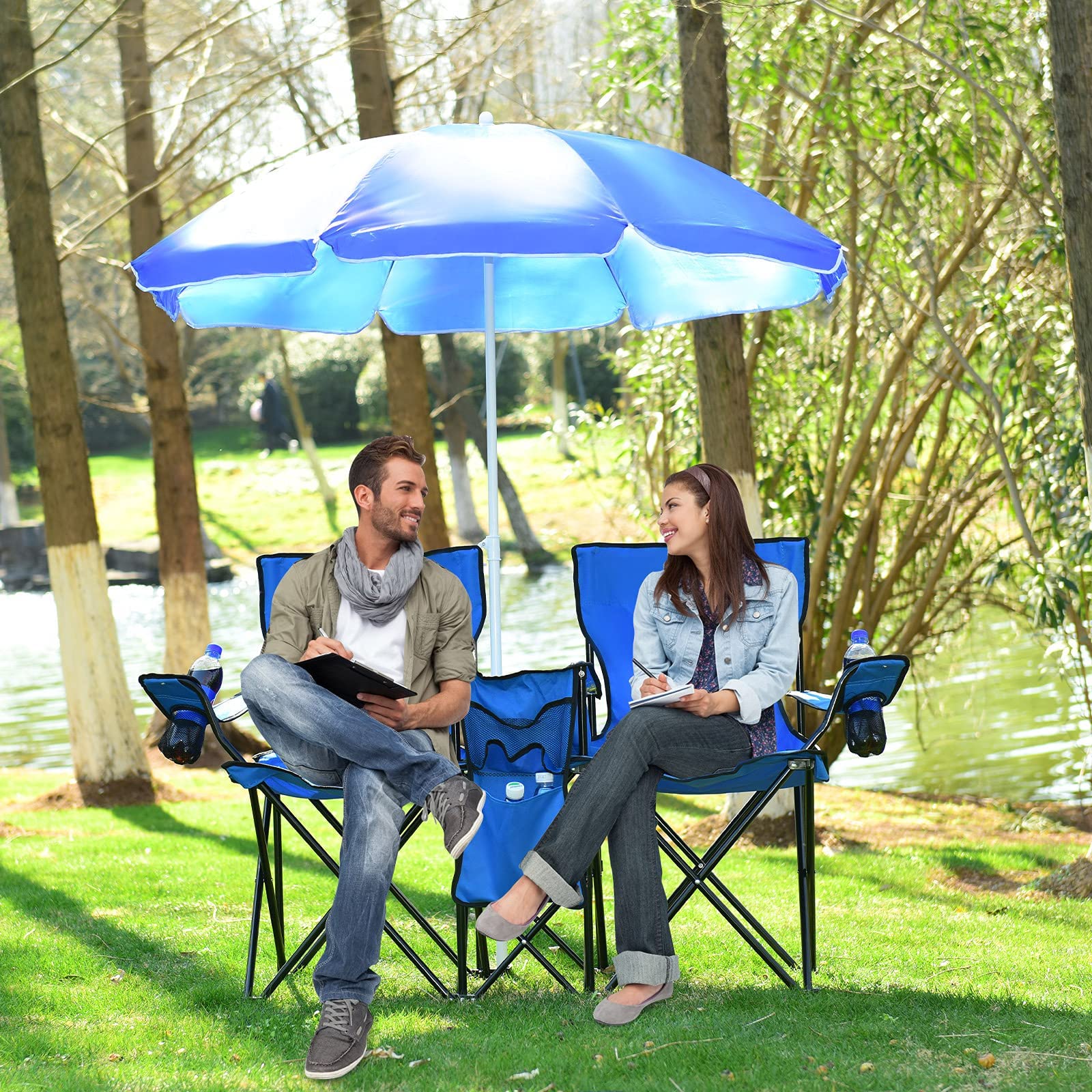 GYMAX Sedia da Campeggio Pieghevole per 2 Persone con Ombrellone, Poltrona da Campeggio con Tasche, Portabicchieri e Borsa da Trasporto, Ideale per Spiaggia, Pesca, Barbecue, Picnic (Blu)