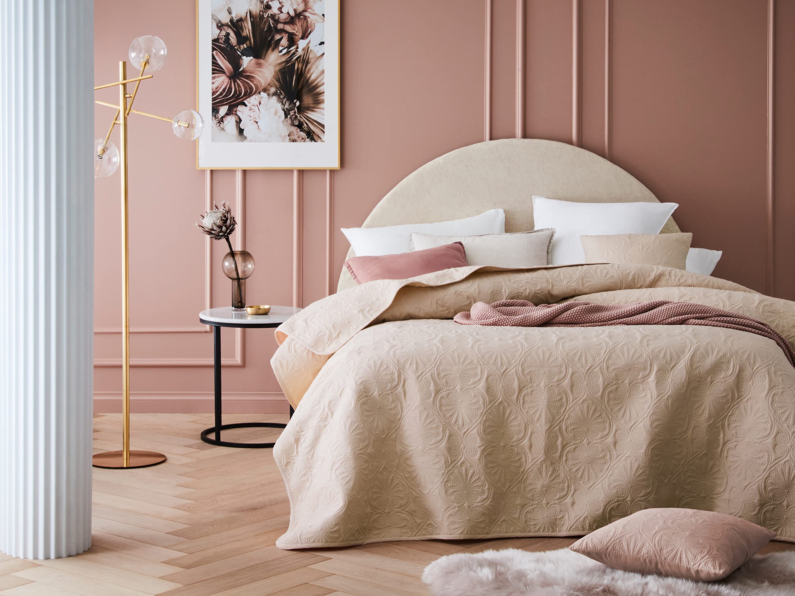 ROOM99 Leila Elegante Tagesdecke in Beige 240 x 260 cm Vielseitige Wohndecke als Bettüberwurf oder Sofaüberwurf Überwurfdecke für Bett und Sofa Steppdecke Stil Ideal als Bedspread