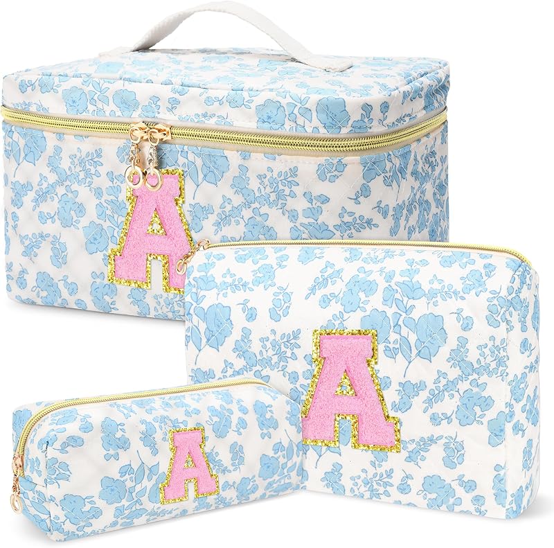 Conjunto com 3 necessaires DOSUKE de algodão matelassado, estampa floral azul, inicial A, modelo 8652