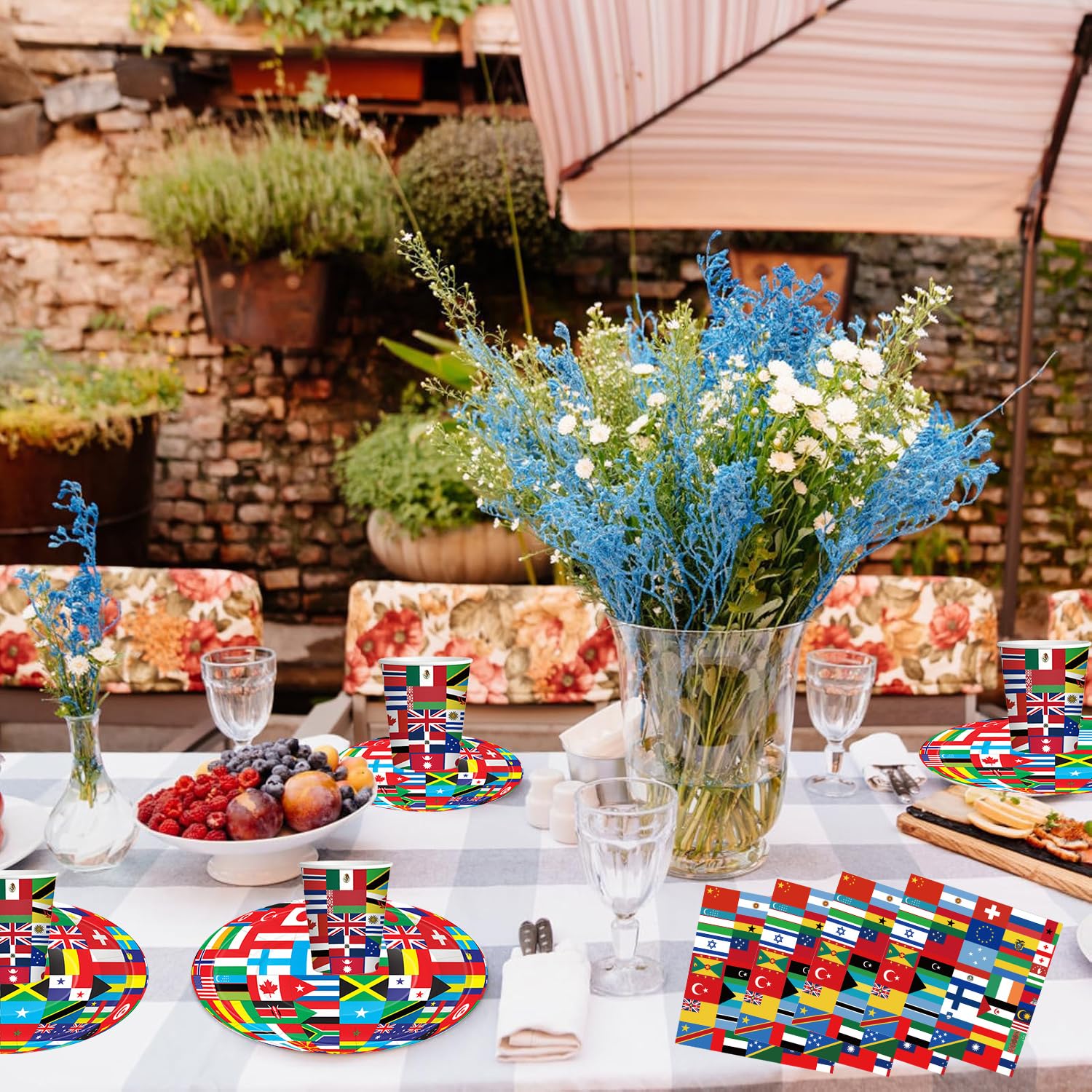 Stoviglie per festa di compleanno con bandiere internazionali, decorazioni, tovaglie, bicchieri di carta, piatti e tovaglioli per una festa di 20 persone