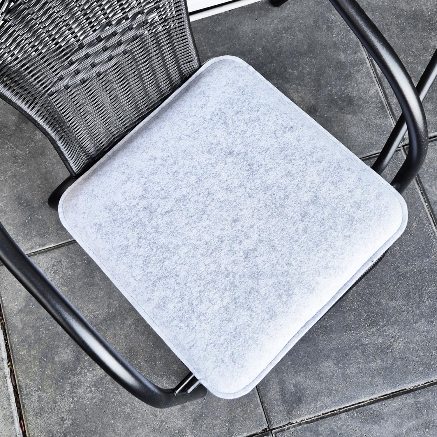 com-four® 16x Sitzkissen aus Filz 40 x 40 - gepolstertes Stuhlkissen - eckige Sitzpolsterauflage für Esszimmer, Garten, Balkon - rutschfeste Unterseite mit Anti-Slip
