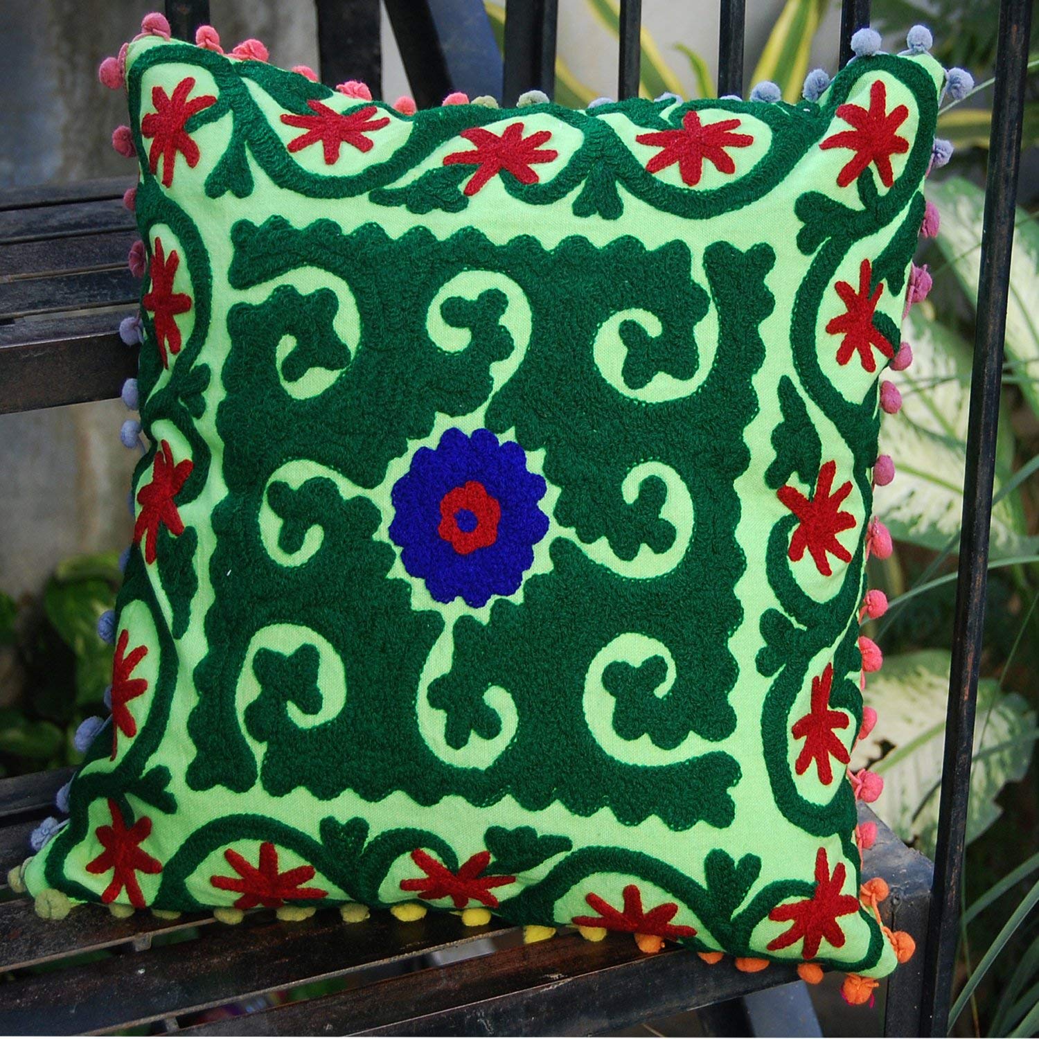 Housse de coussin indienne Suzani : réveillez un canapé terne avec la broderie main
