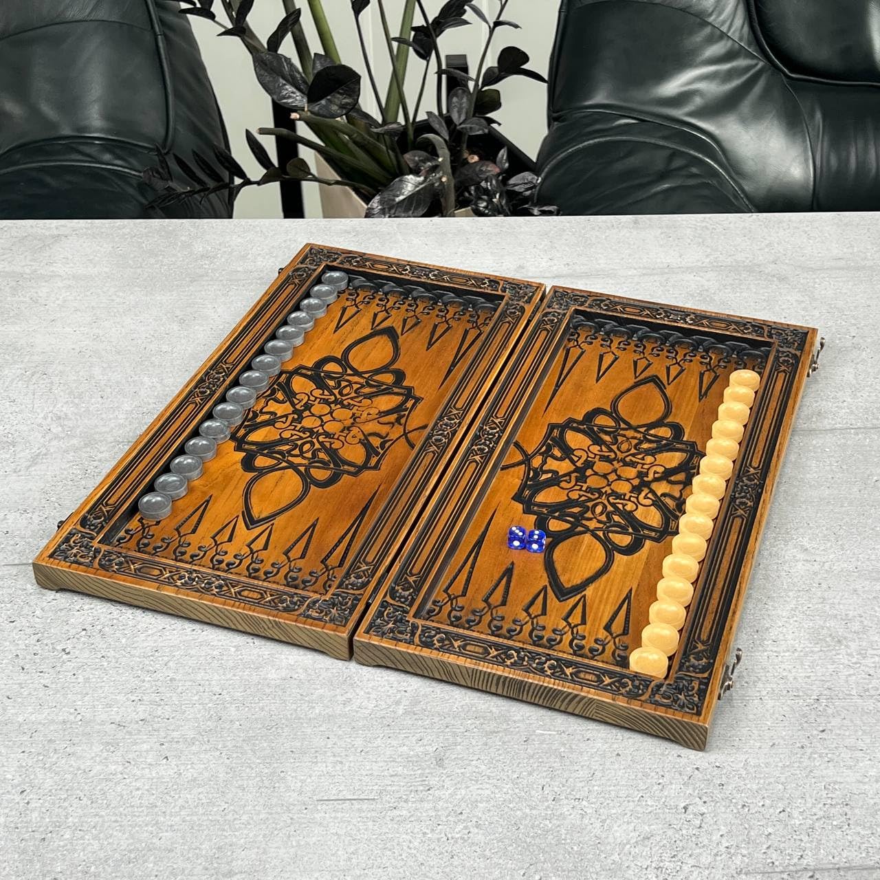 Tablero de backgammon hecho a mano, diseño de león, madera de arce, piedras de resina, juego de 18 pulgadas con grabado para regalo