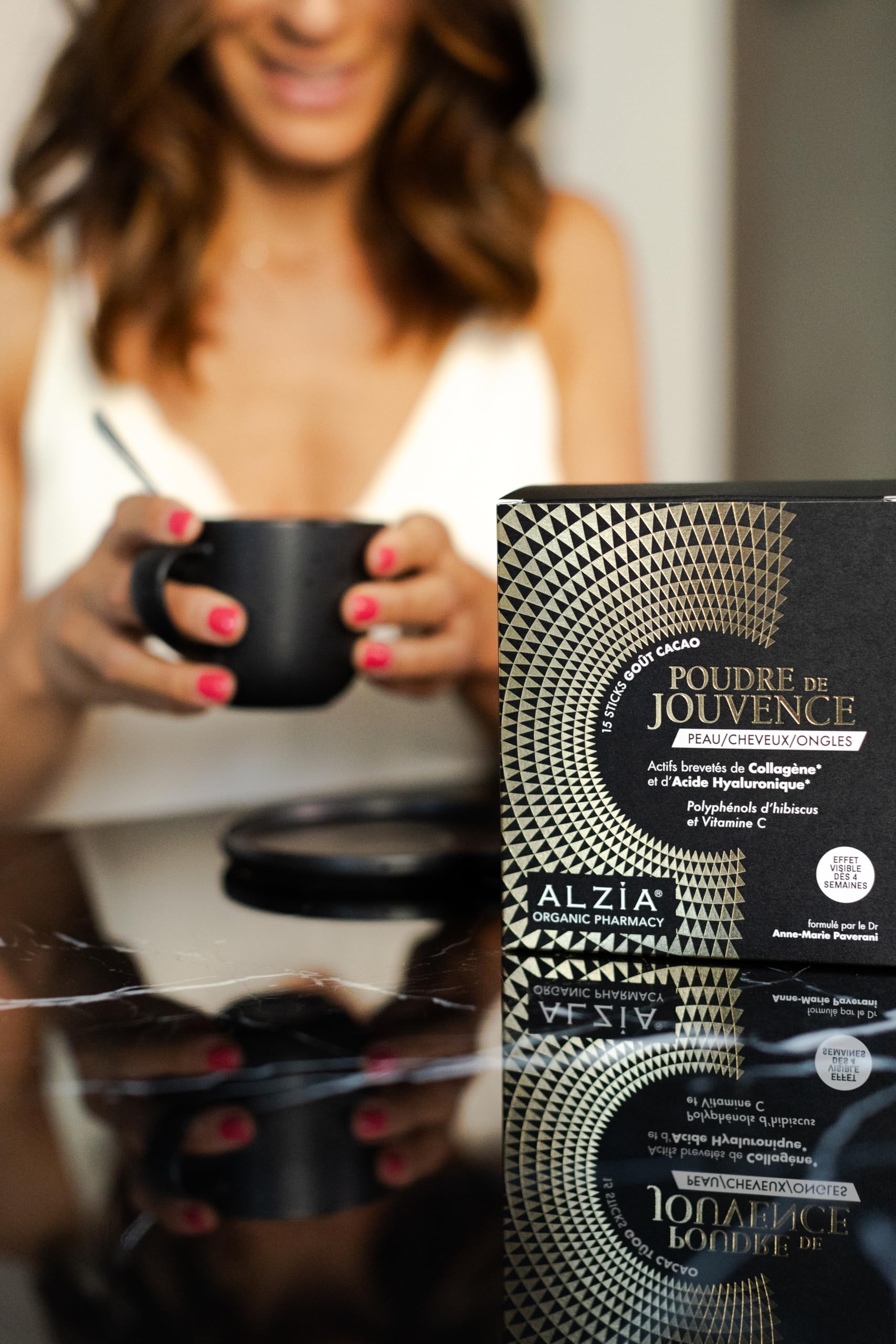 ALZIA Organic Pharmacy – Poudre de Jouvence | Collagène Marin VERISOL® 5 g + Acide Hyaluronique ExceptionHYAL® Star 200 mg | Vitamine C | Goût cacao | 15 sticks | Fabriqué en France