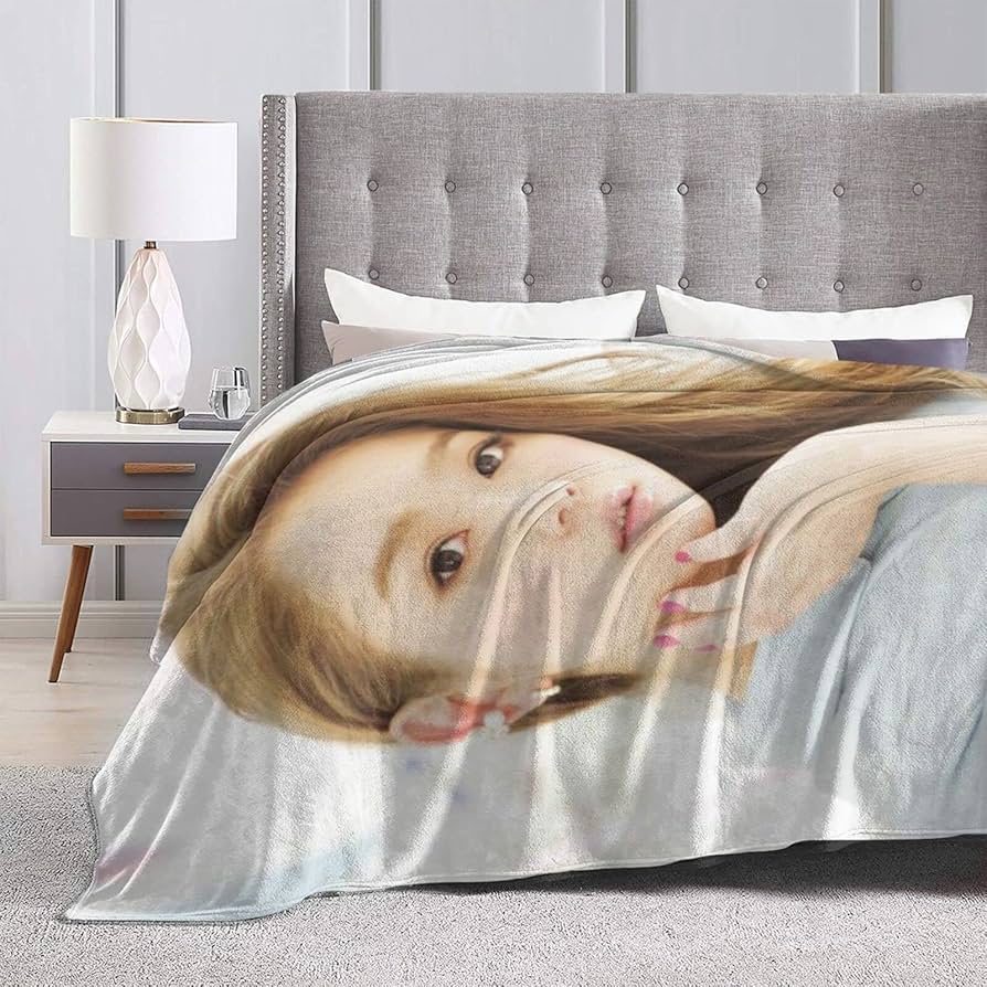 Amazon｜西野カナ ブランケット 毛布 ひざ掛け 掛け布団