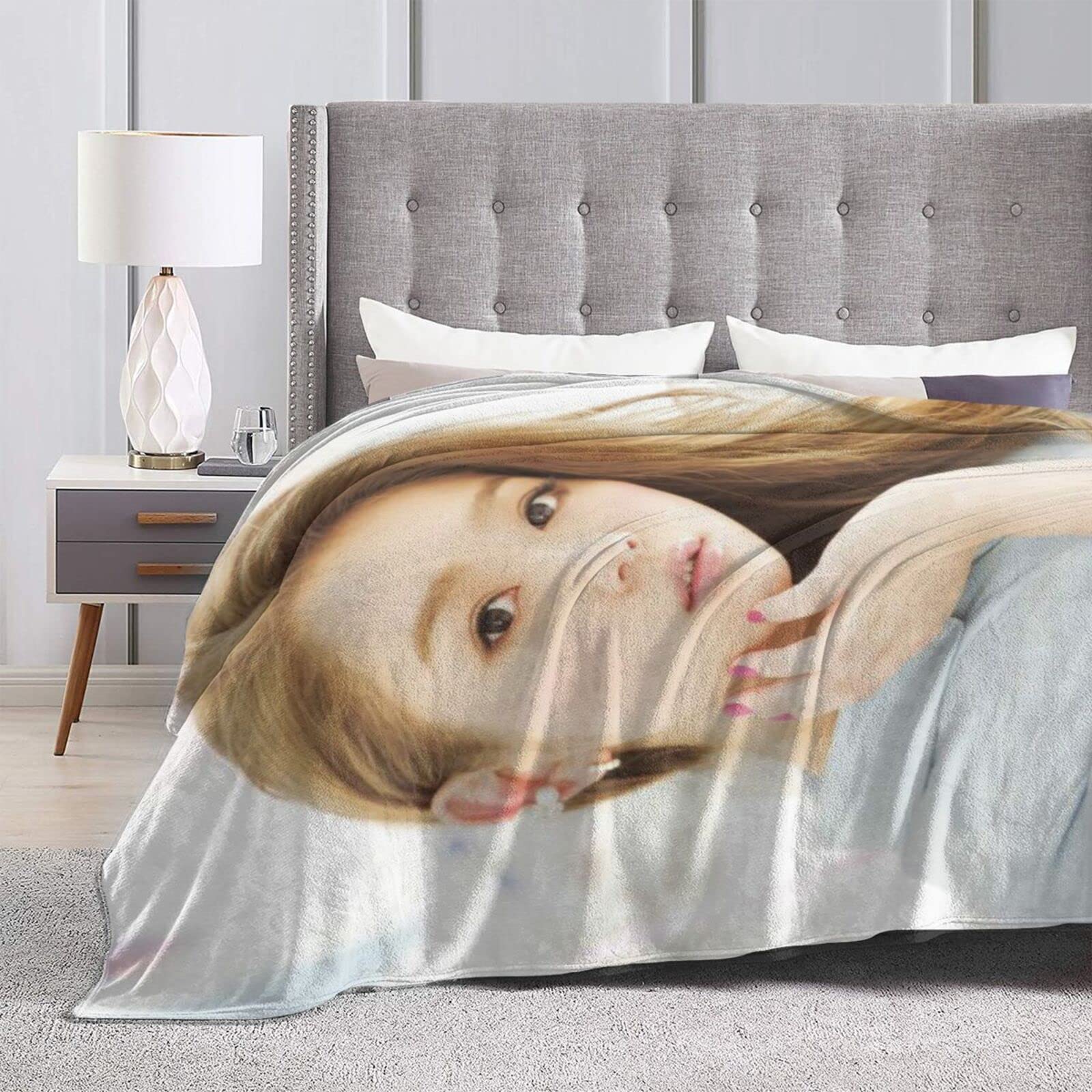 Amazon｜西野カナ ブランケット 毛布 ひざ掛け 掛け布団