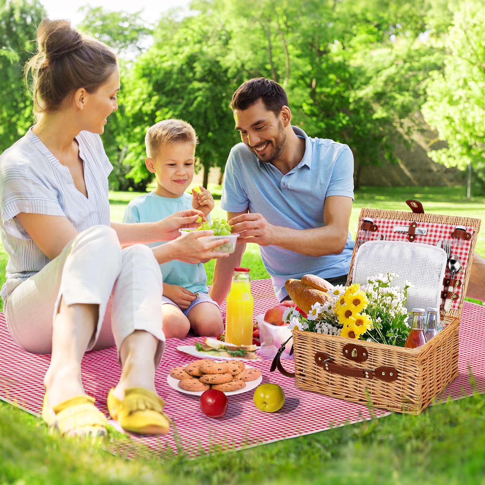 Cesta de Picnic Mimbre para 4 Personas, Cesta Trenzada a Mano con Aislamiento Integrado y Manta Impermeable – Set Completo con 4 Cubiertos, Platos, Vasos para Camping Playa jardín