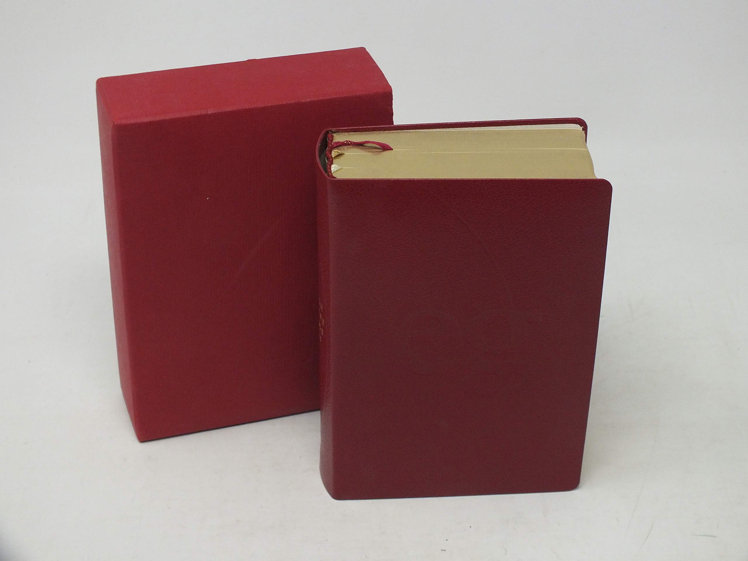 Gesangbuch évangélique rouge et or dans son écrin, le cadeau chrétien idéal pour une communion