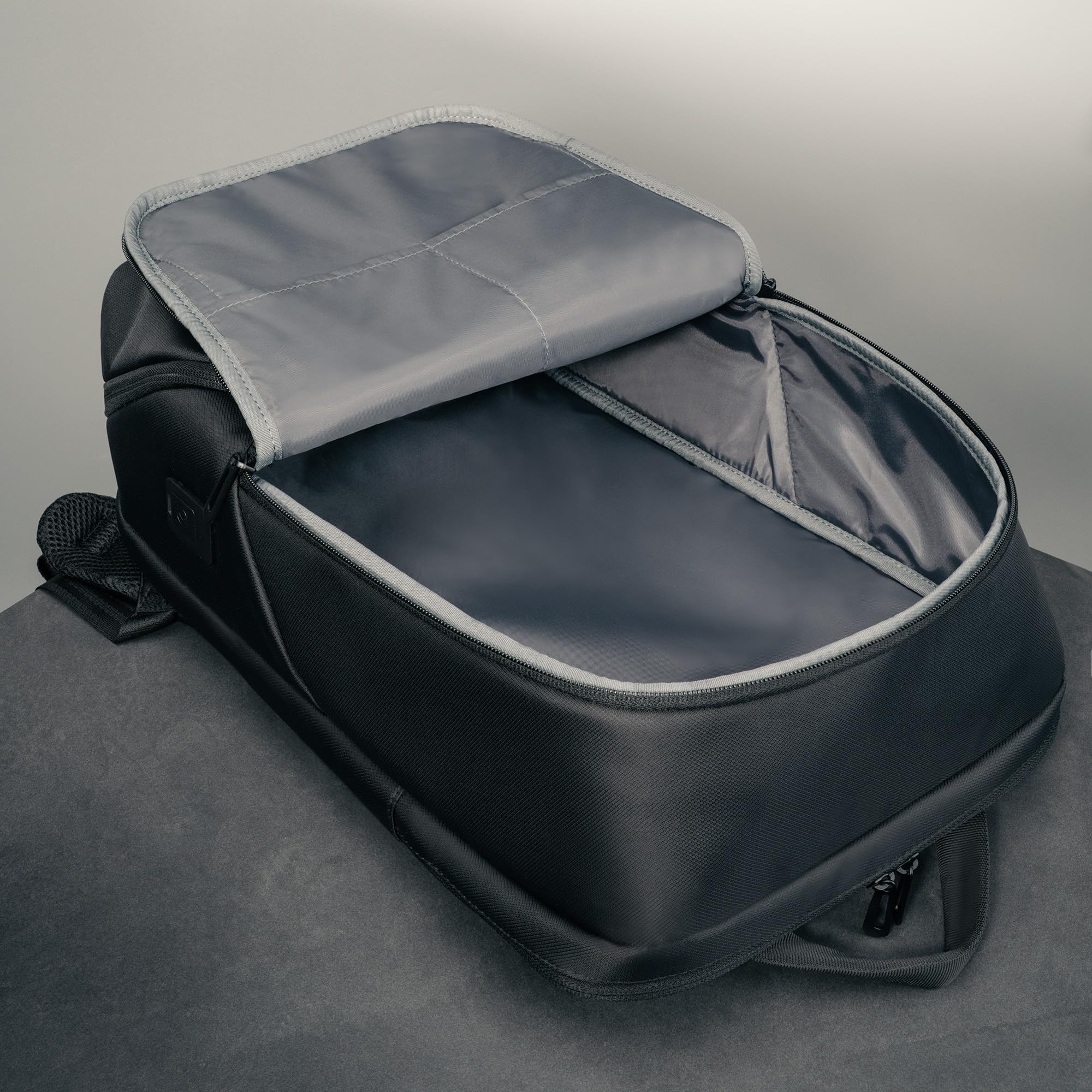 TORRO Plecak biznesowy na laptopa do pracy i podróży, wodoodporny 17,5 l dla kobiet i mężczyzn z portem USB, przegrodą na laptopa 16 cali i pasem na walizkę (Czarny)
