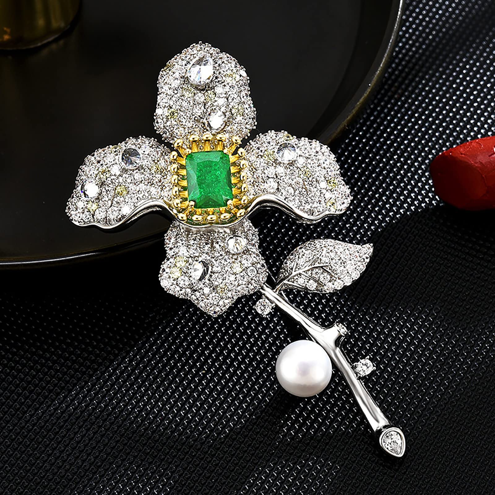 Dreidimensionale Brosche mit vierblättriger Blume und dick vergoldetem Zirkonia für Damen, Anstecknadeln mit Perlen