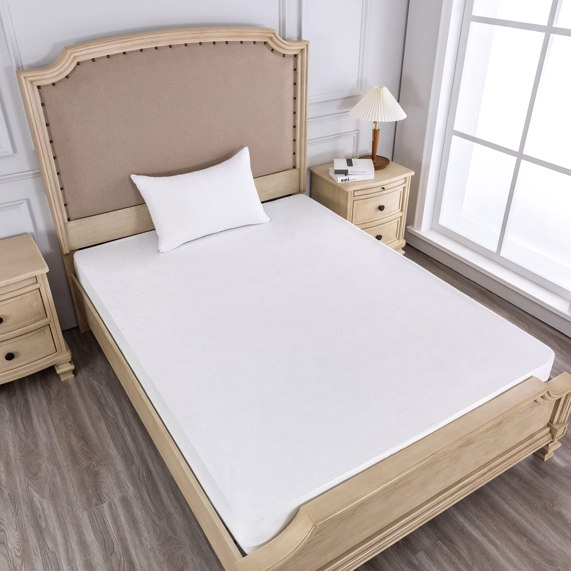 Wodoodporny ochraniacz na materac pojedynczy z bawełny 90 x 190/200 cm, ochrona materaca z miękkiej bawełny gąbczastej z narożnikami, antyalergiczny, przeciw roztoczom i antybakteryjny, biały