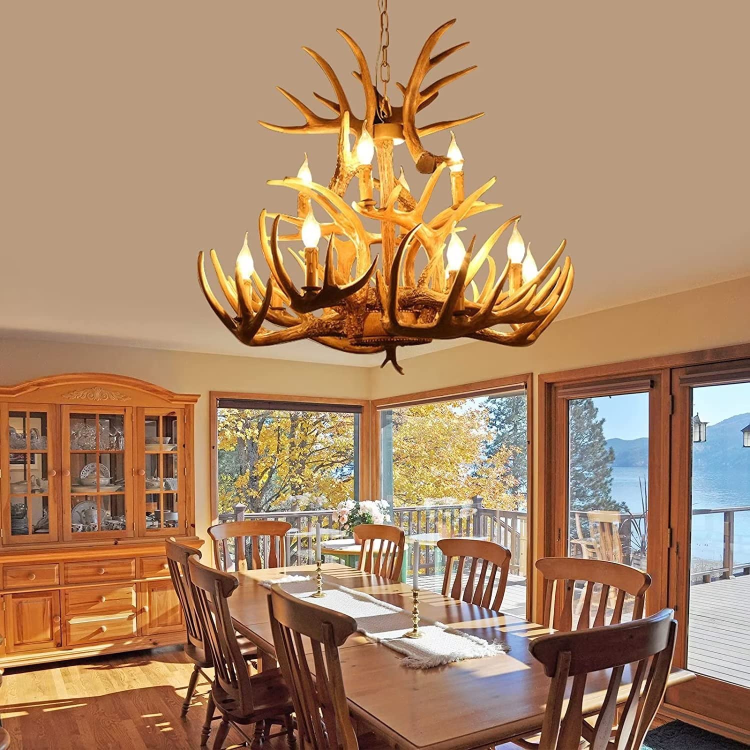 Lustre bois de cerf rustique pour éclairer un salon de chalet de montagne